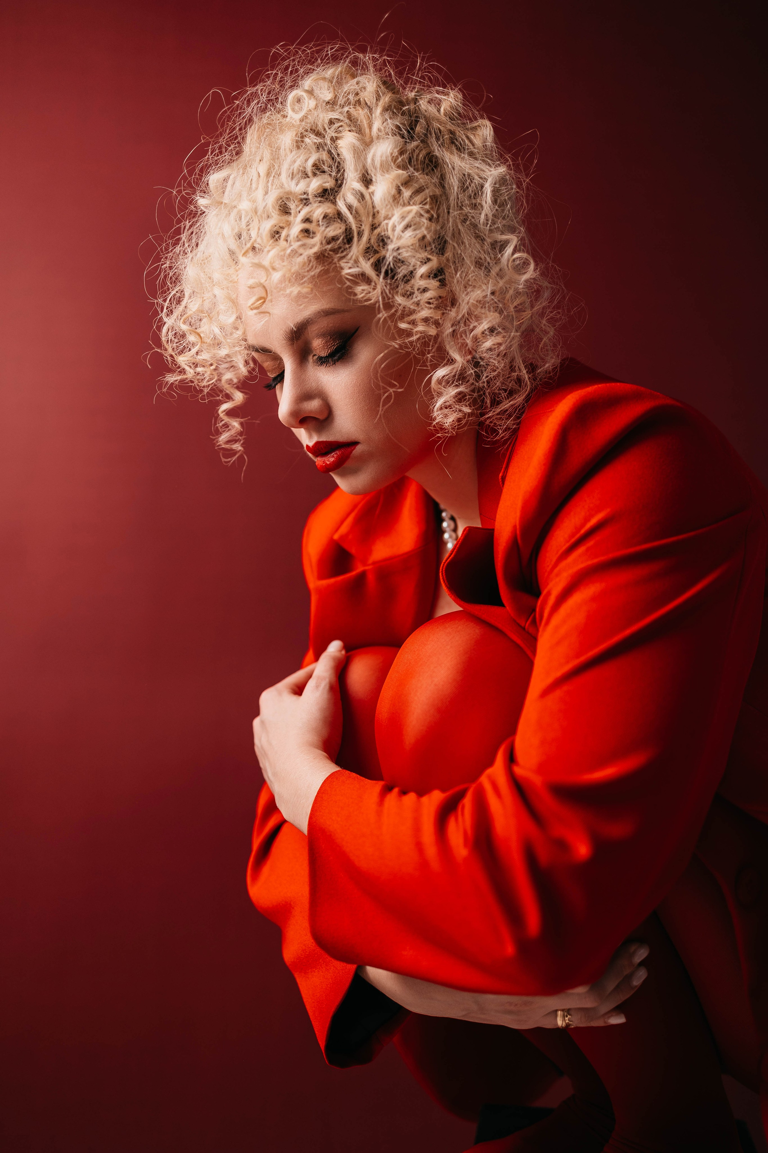Ира в красном. Фотостудия Cute_photostudio в Твери. Фотограф в Твери Лагодная Яна