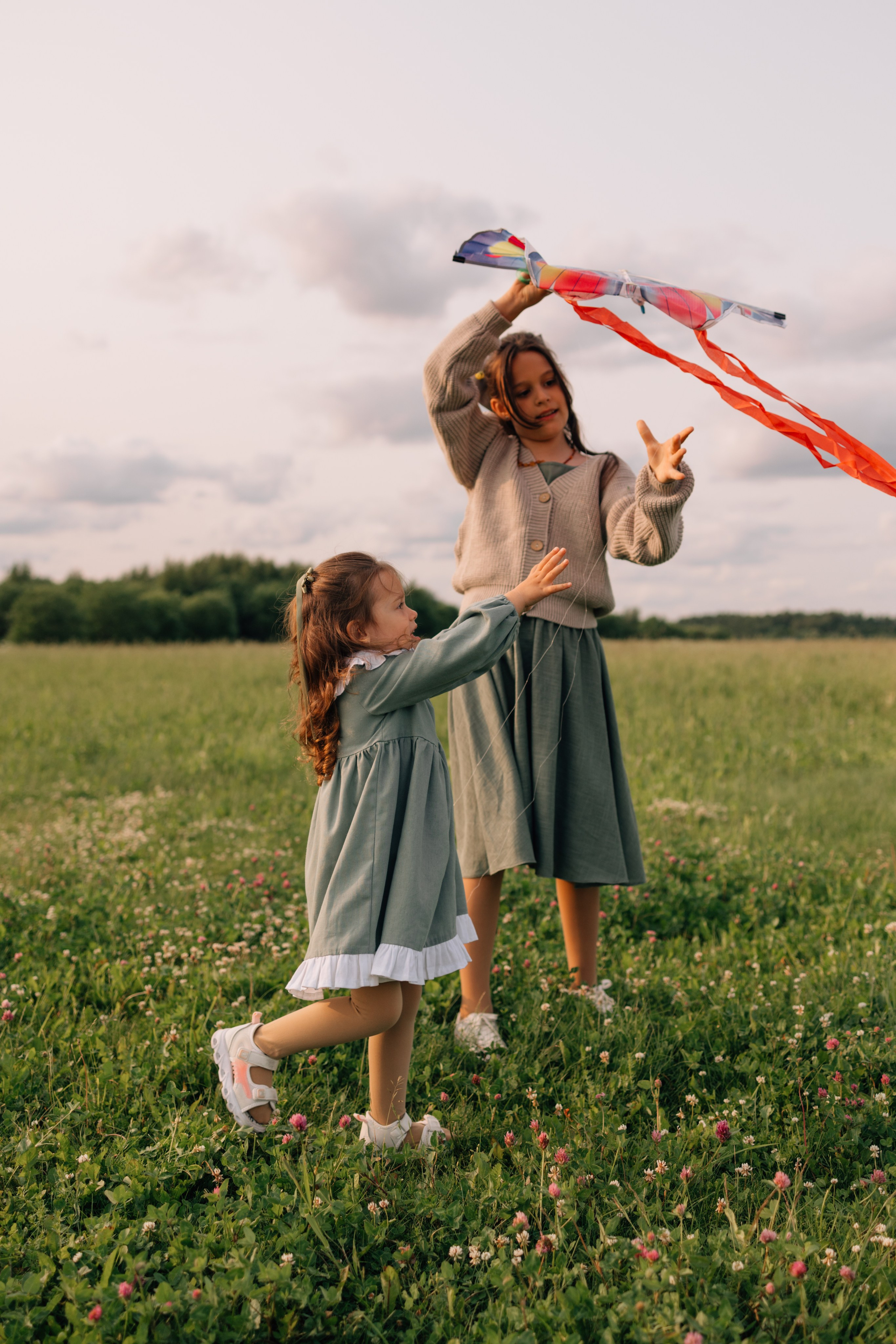 Анна, Марчелло, Настенька и Влада в поле. Фотограф Москва Светлана Кирюшина