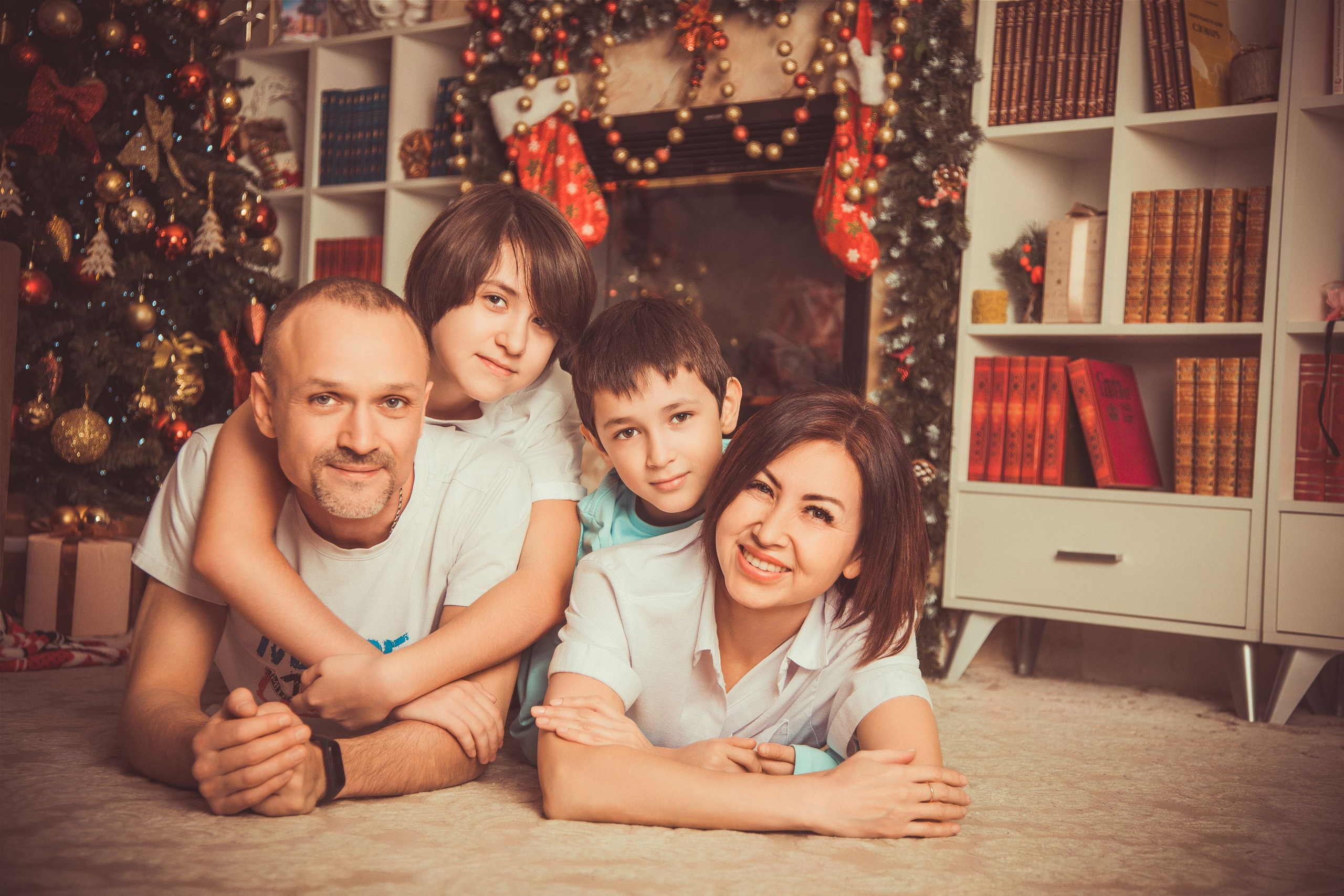 Портфолио семейных фотосессий: Тепло в новогодних интерьерах. Интерьерная фотостудия FOTOGEN г. Краснодар