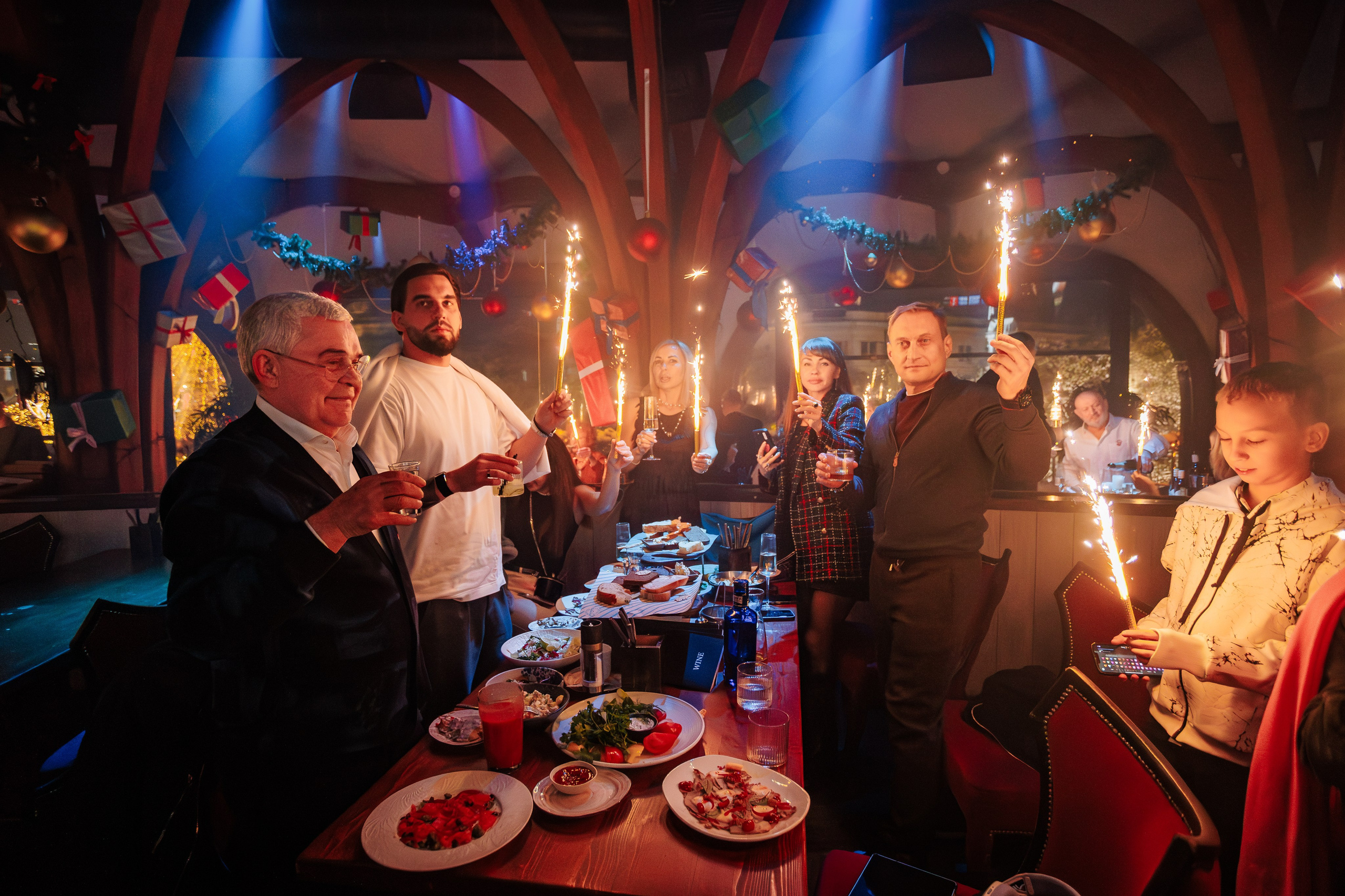 Новогодняя шоу-программа «MAGIC TIME» в PTIZZA BAR_Ялта_31.12.2025. Аминов Руслан | Фотограф