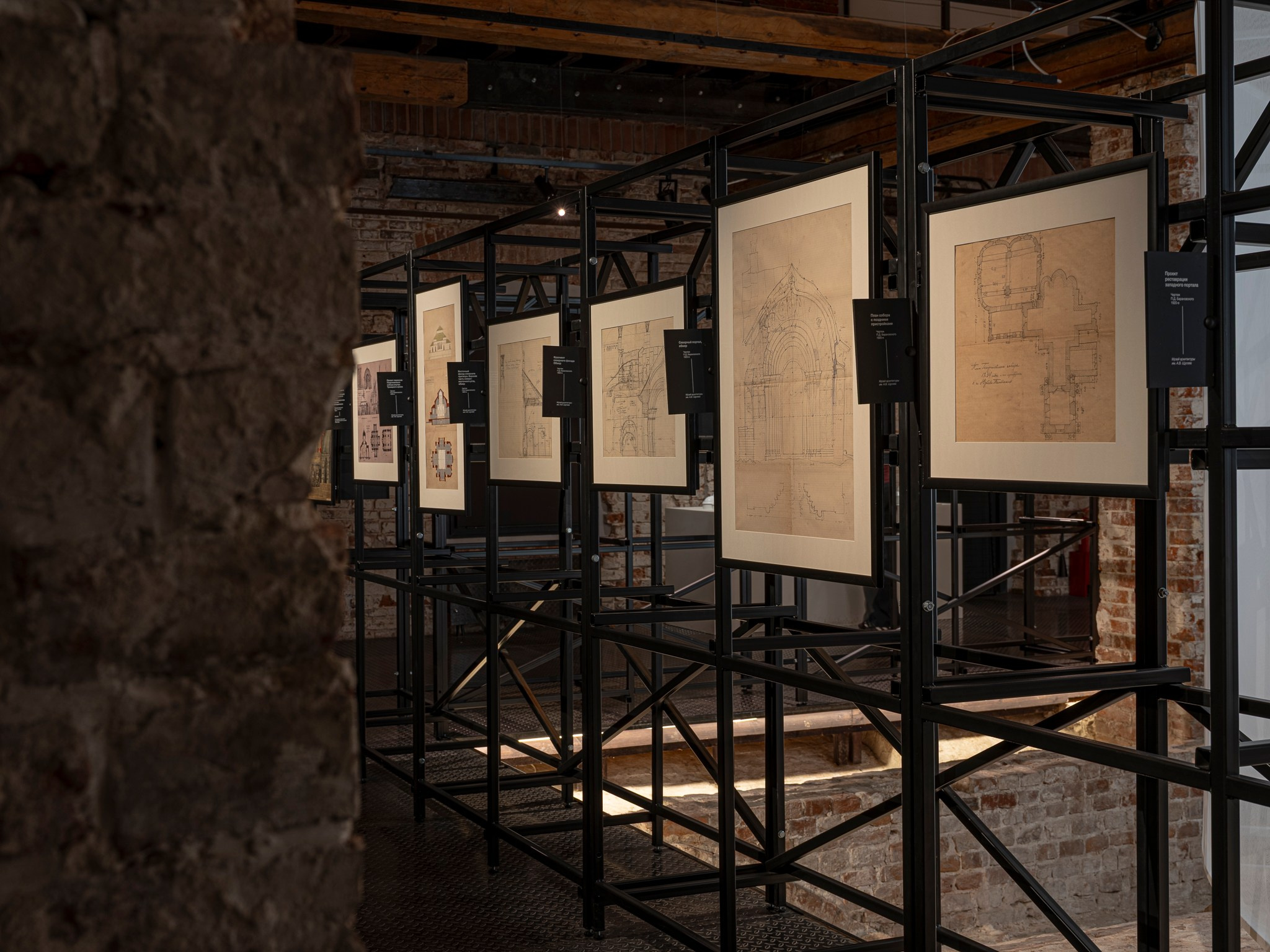 Выставочный проект «Белый Храм. История Георгиевского собора „и созда ю чюдну, резным каменем“». Фотограф Василий Буланов