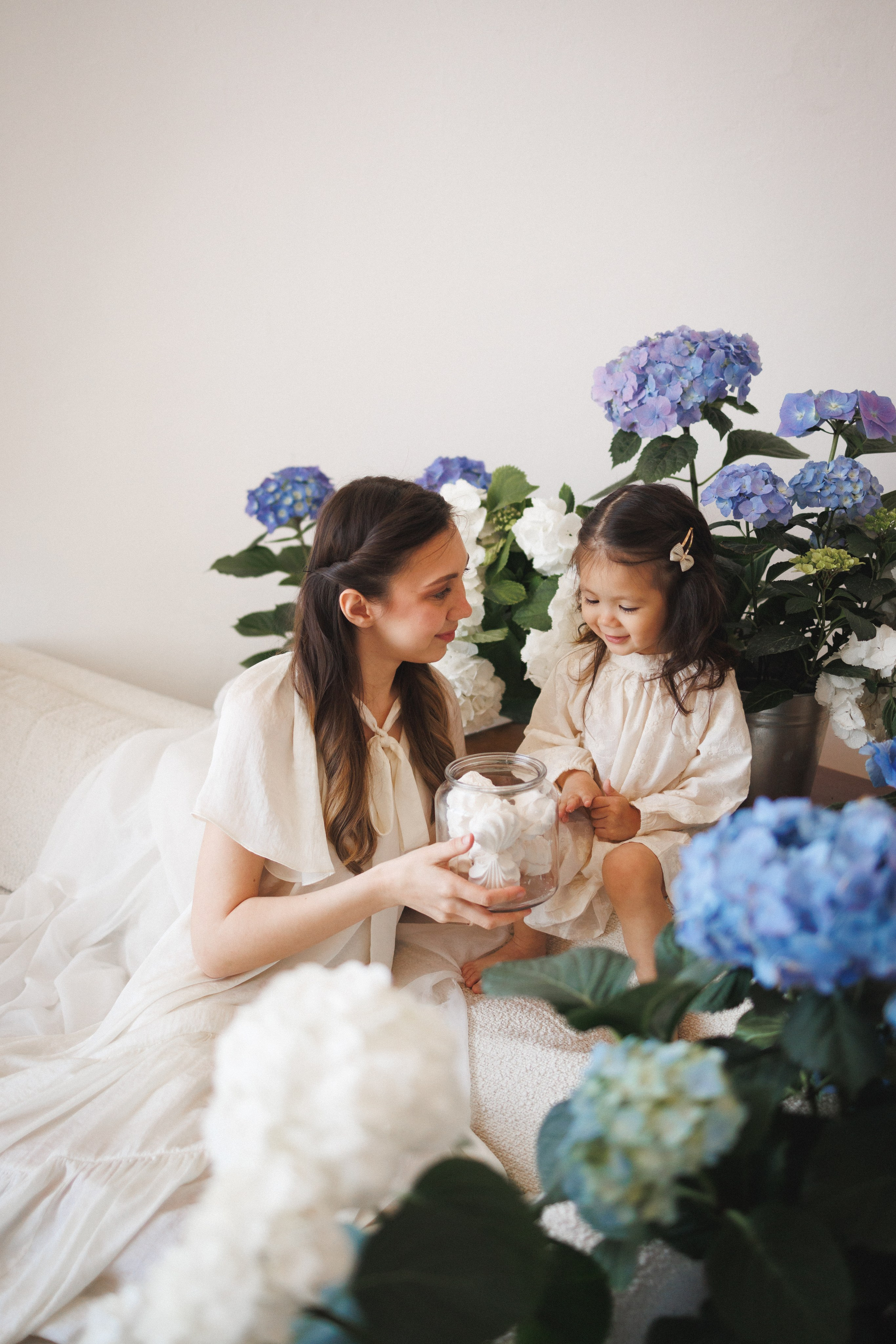 Фотосессия с живыми цветами Гортензии в фотостудии Space JOBS, город Краснодар. Семейный и детский фотограф в Краснодаре Анна Трашкова