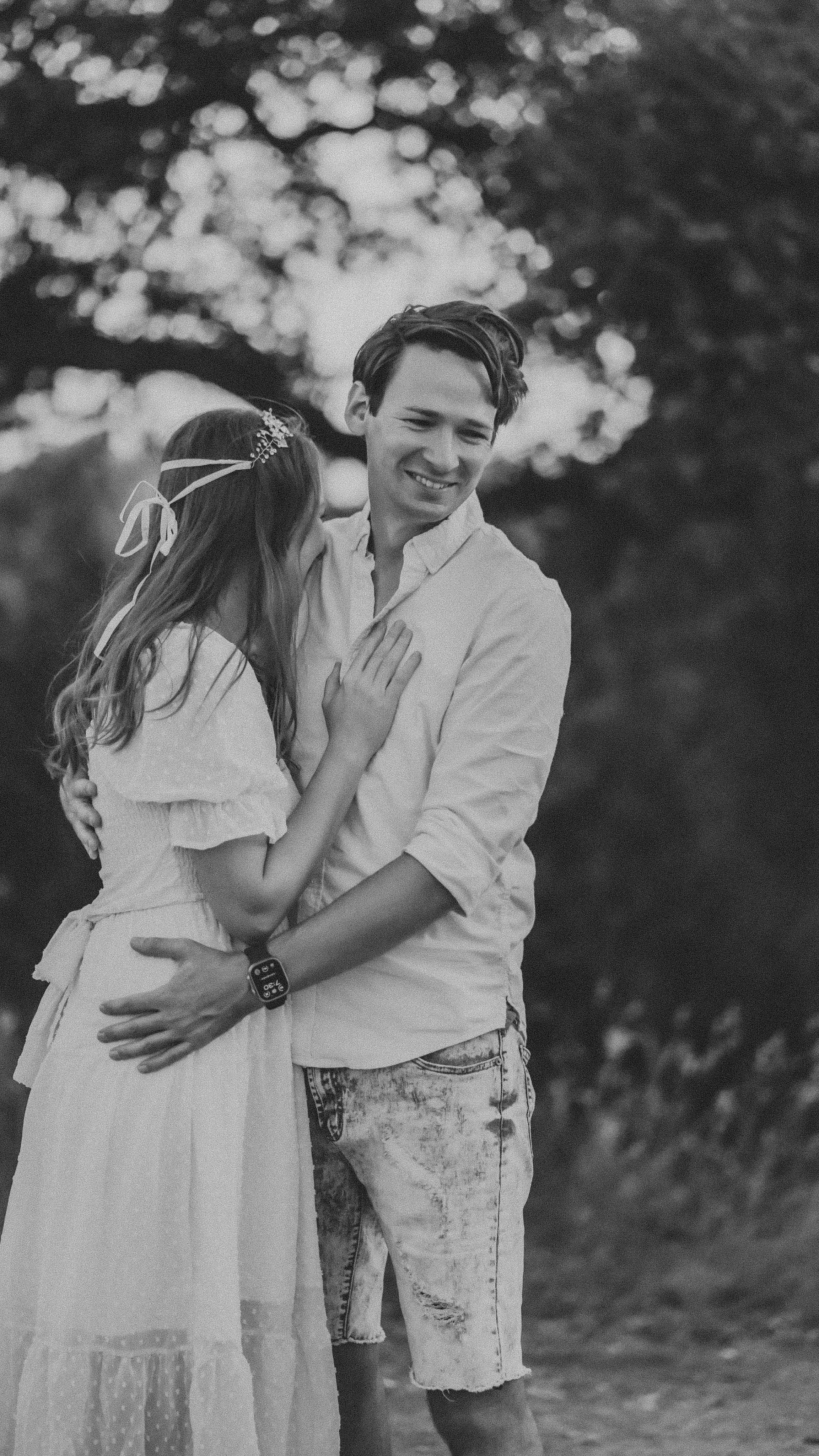 Family snuggles & smiles — cozy family photos