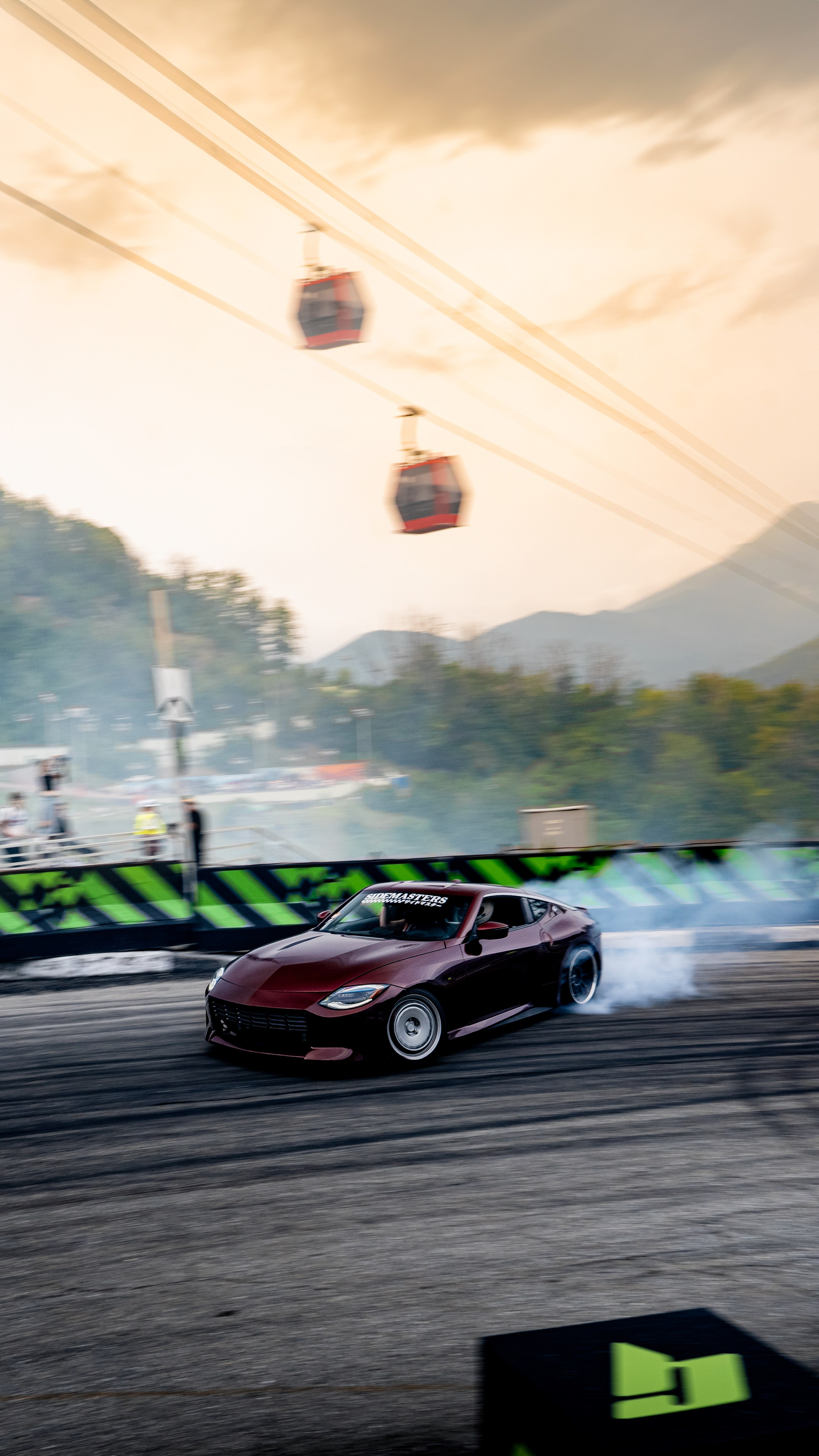 GROUNDED\25. АВТОСПОРТИВНЫЙ ФОТОГРАФ