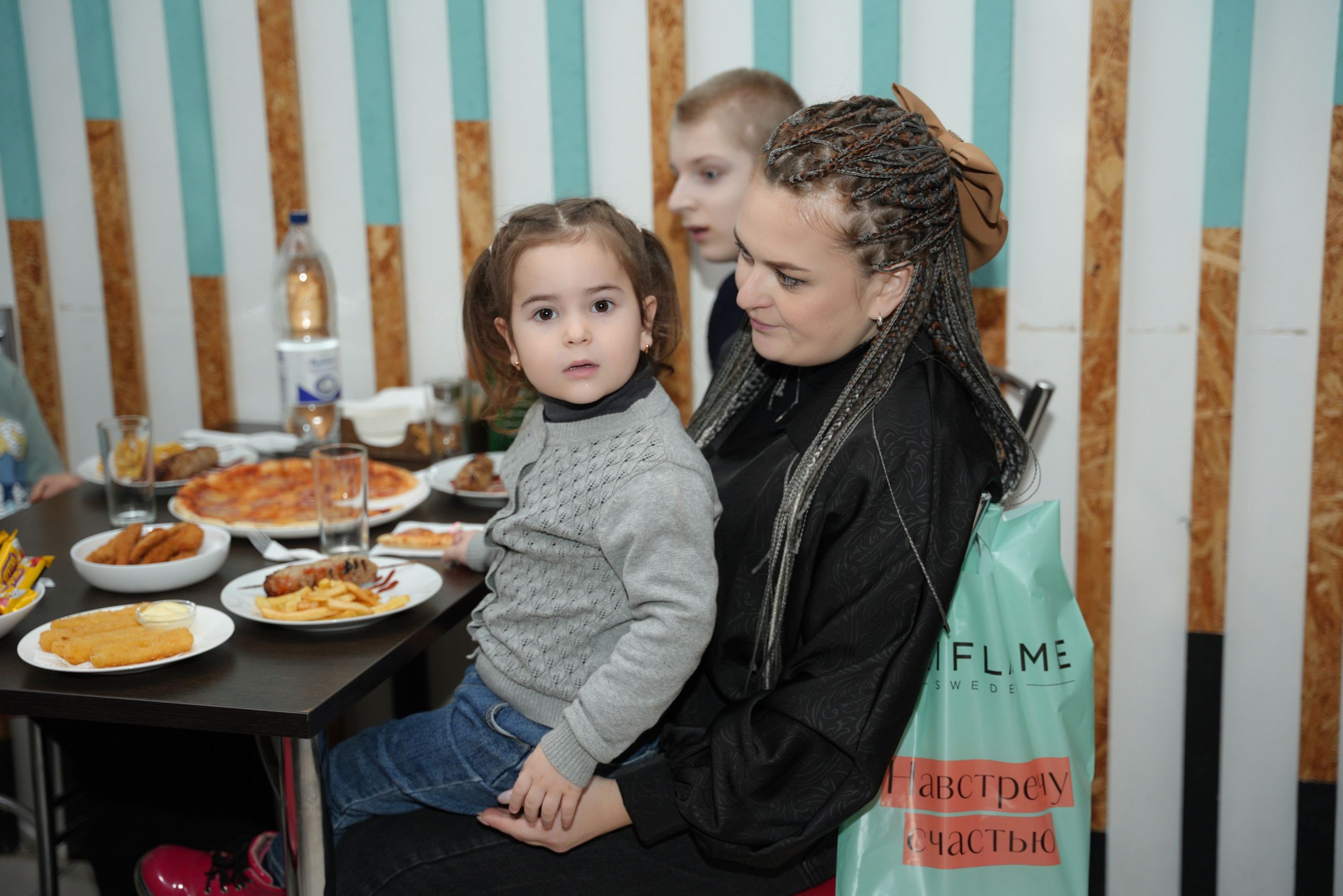 Социально —благотворительная акция «Ты в этом мире не один», посвященная Международному дню инвалидов. ВЫПУСКНЫЕ АЛЬБОМЫ, Школьный фотограф, семейный и свадебный в Саратове и области Ольга Плаксина