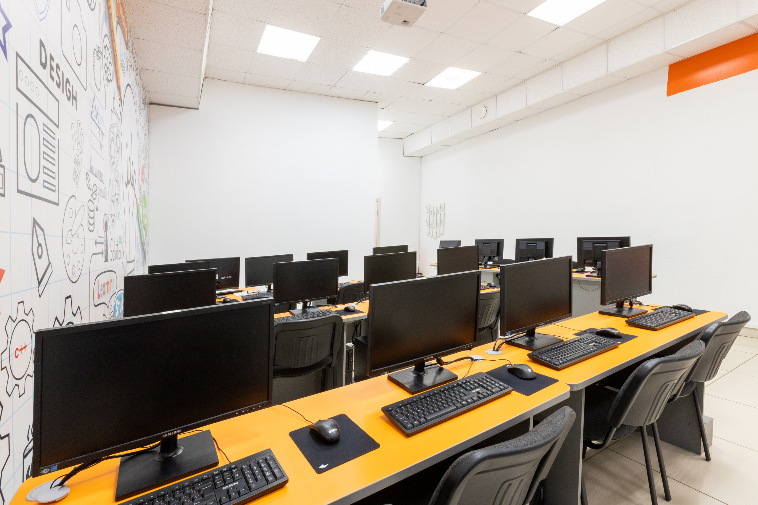 Интерьерная фотосъемка для Компьютерной академия «ТОП», г. Новомосковск. Фотограф в Туле Крупский АнДРей. Фотостудия «КАДР71» в Туле