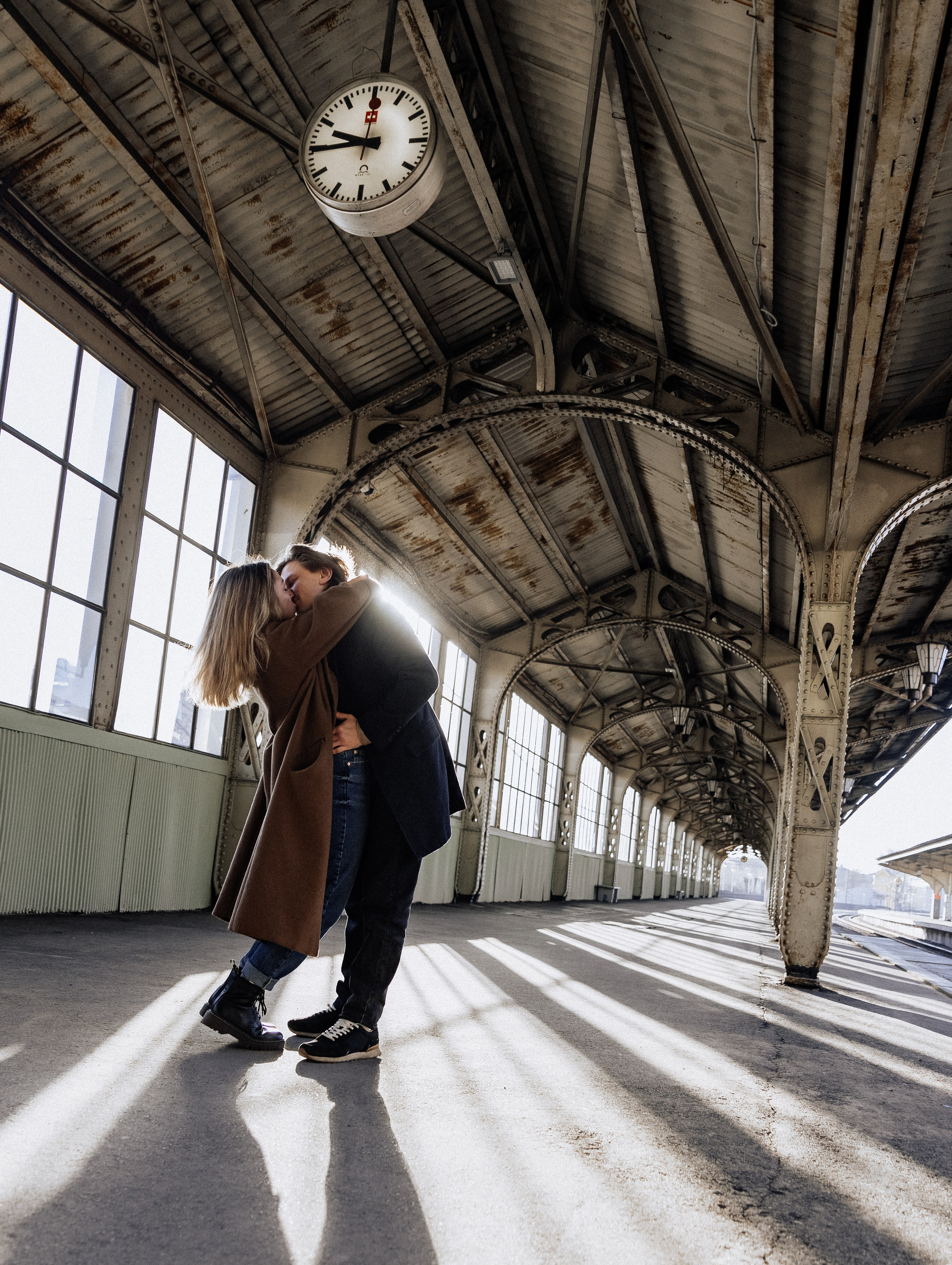 Анна смеётся, глядя на Андрея во время фотосессии Love Story