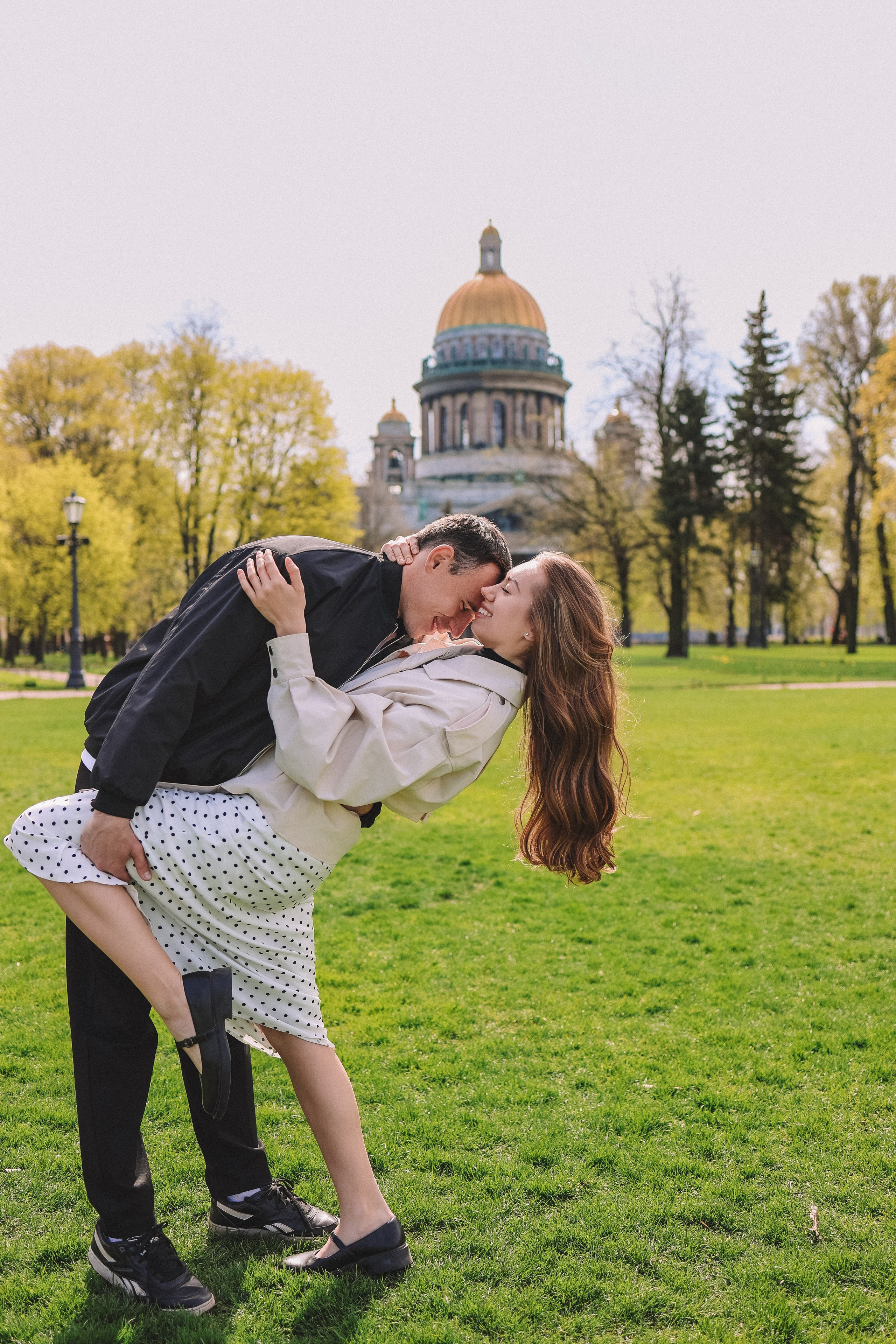 Фотосессия летом в парке Санкт-Петербурга