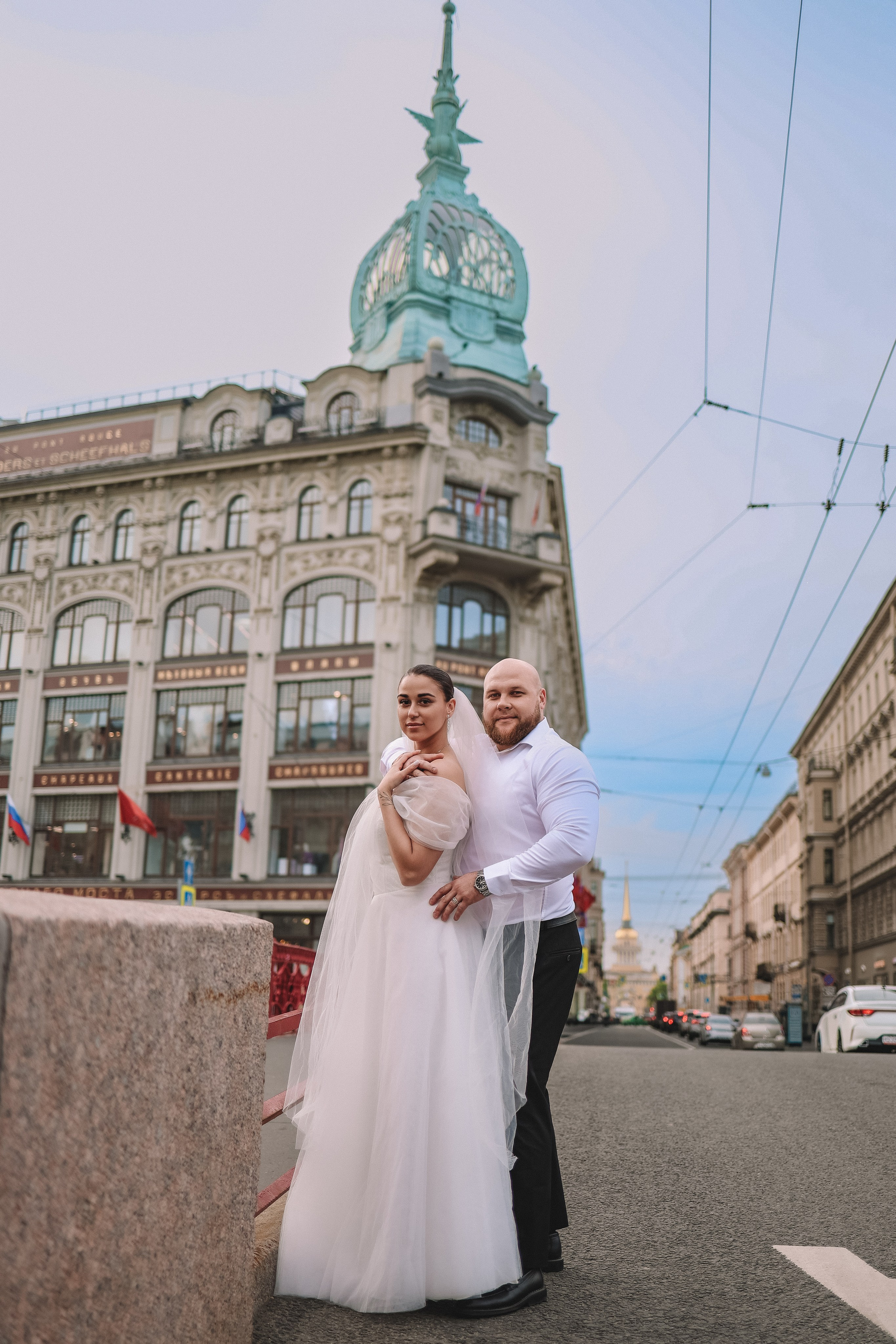 Объятия жениха и невесты на фоне Дома Зингера в СПб