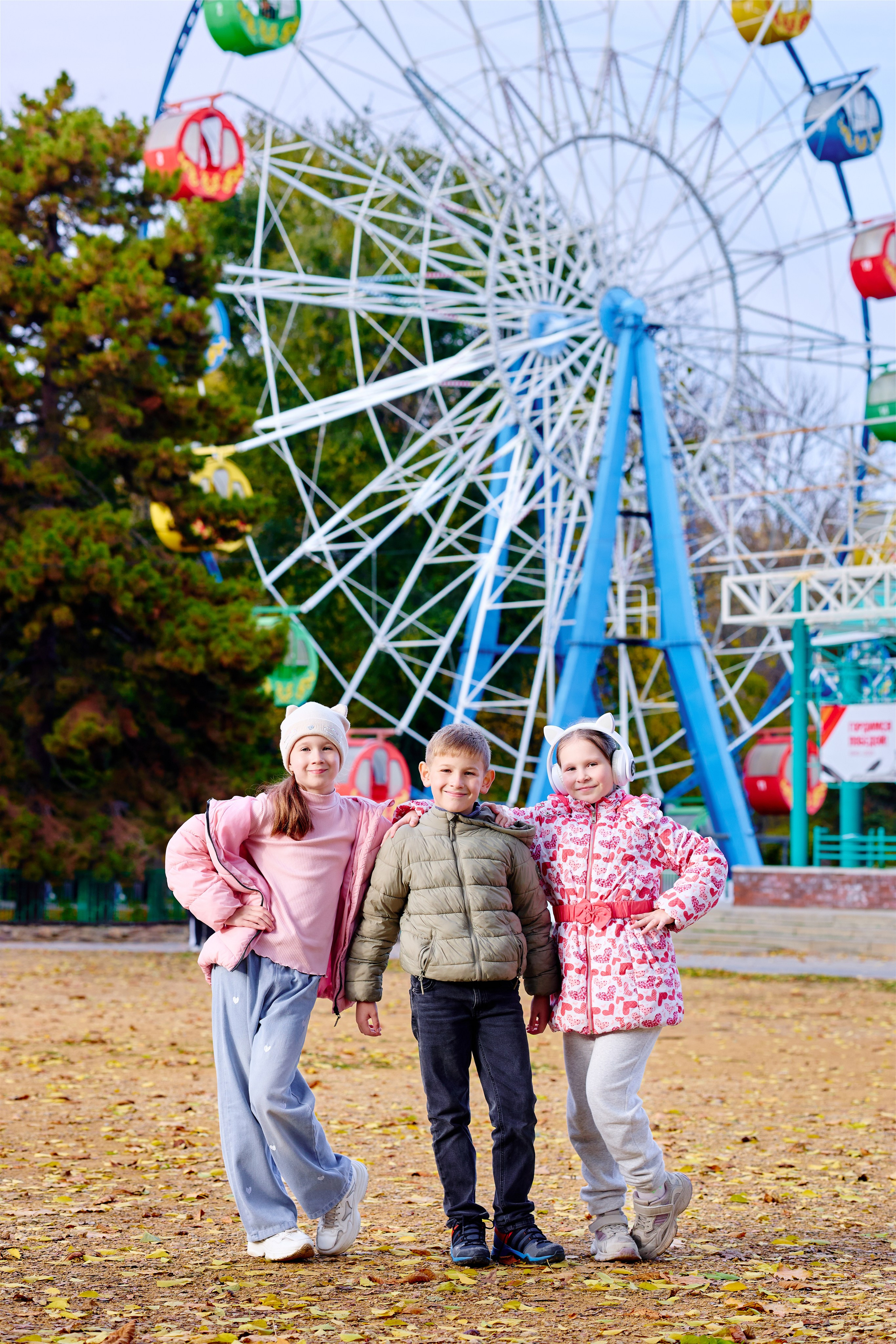 Прогулка в парке классом. Фотограф Выпускные альбомы Таганрог Сергей Коробченко