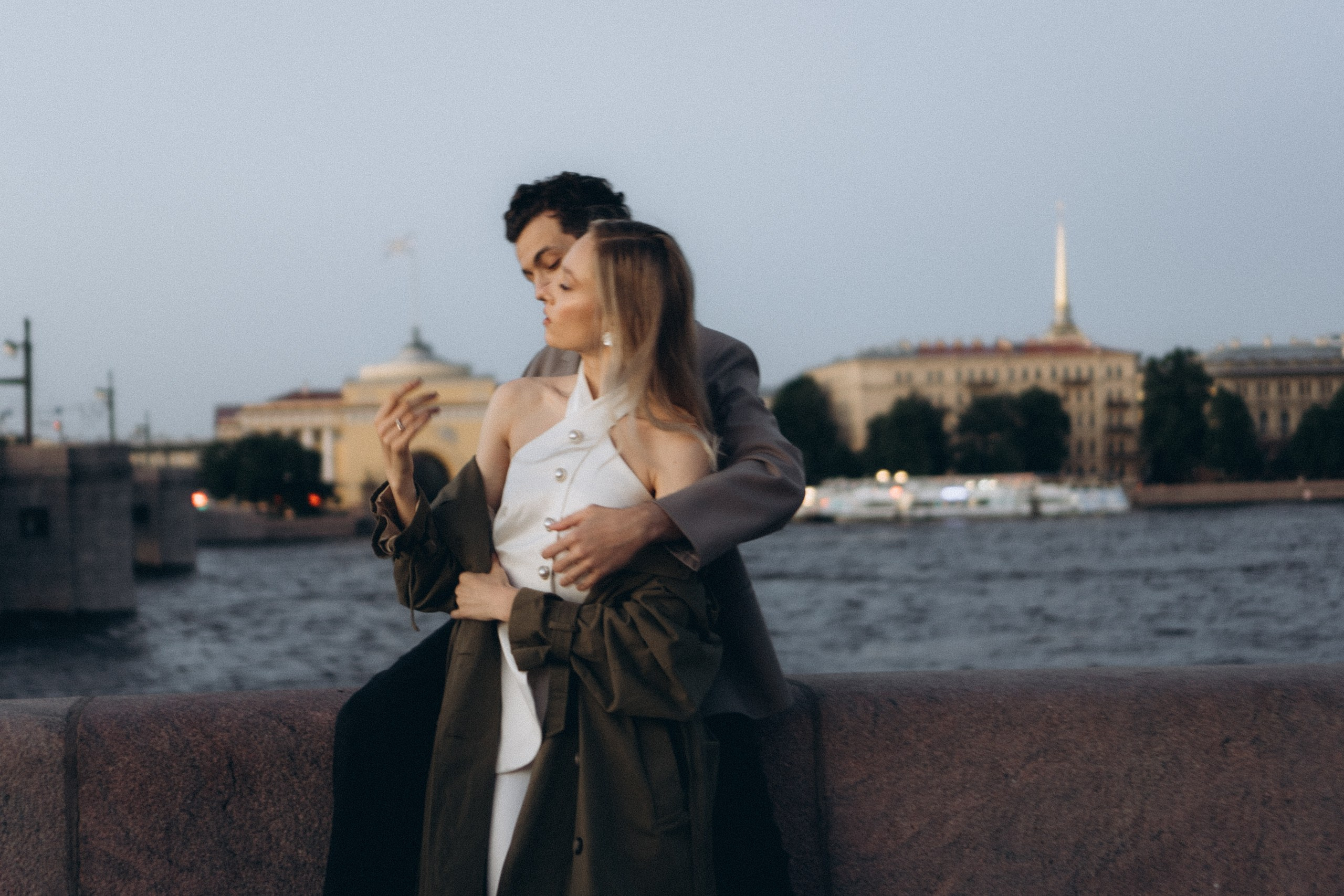 СВАДЕБНАЯ СЬЕМКА ПАРЫ НА РАССВЕТЕ В БЕЛЫЕ НОЧИ И ПРОГУЛКА С РАЗВОДНЫМИ МОСТАМИ И ПИКНИК ВОЗЛЕ ИСАКИЕВСКОГО СОБОРА. Профессиональный фотограф, Санкт-Петербург — Виктория Богомолова