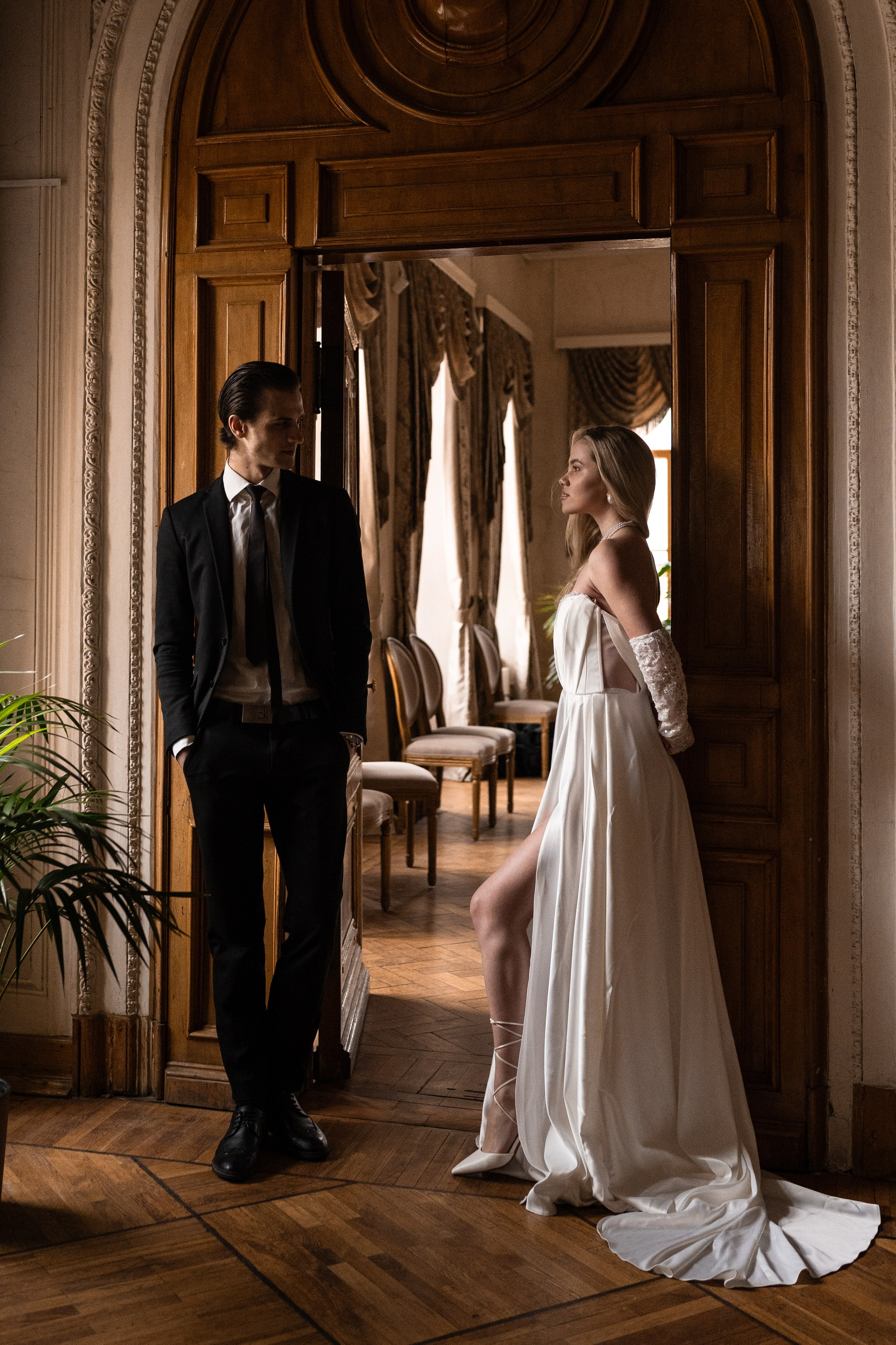 Свадебная фотосессия в Пушкинской библиотеке. Свадебный фотограф в Москве Анна Полушина