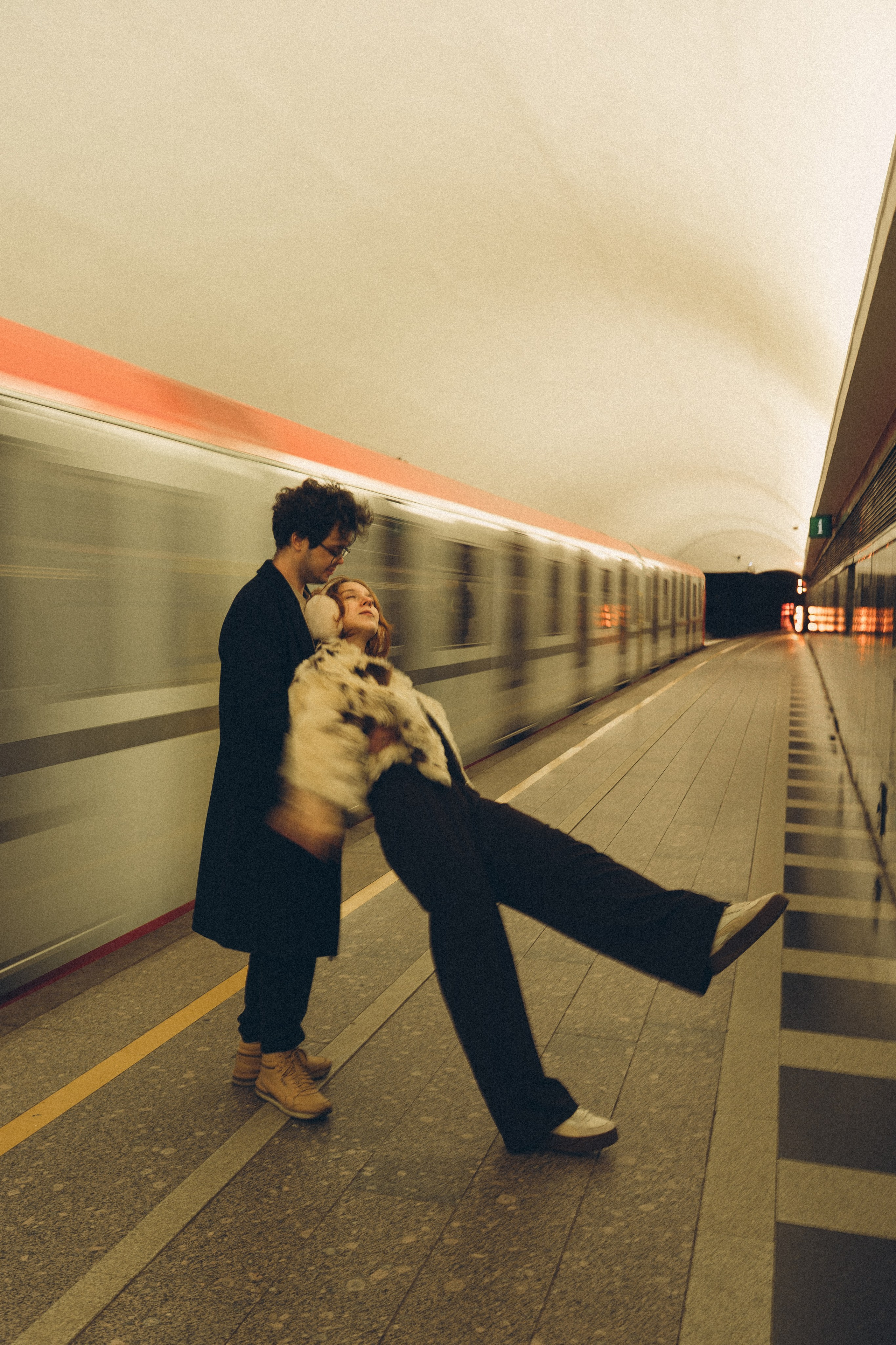 НОВОГОДНЯЯ ФОТОСЕСИИЯ ПАРЫ В МЕТРО ЛЮБОВЬ. Профессиональный фотограф, Санкт-Петербург — Виктория Богомолова
