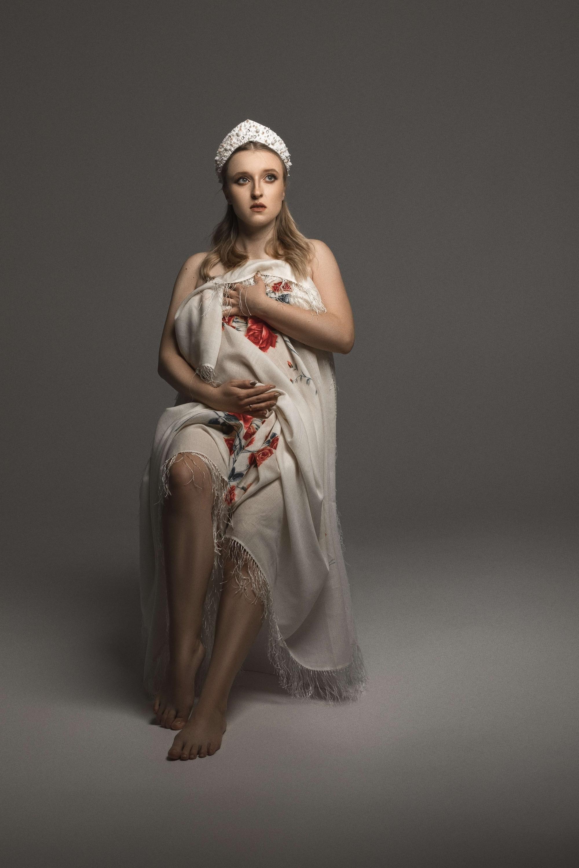 стильная фотосессия беременности в фотостудии, фотосъемка беременных в Тамбове, фотограф беременных, фотографии красивой беременности, фотосессия беременной в красивом платье, гардероб для фотосъемки беременности, фотосъемка беременности в кокошнике и в русско-народном стиле, фотограф беременности и материнства Марина Смаль, портрет беременной женщины