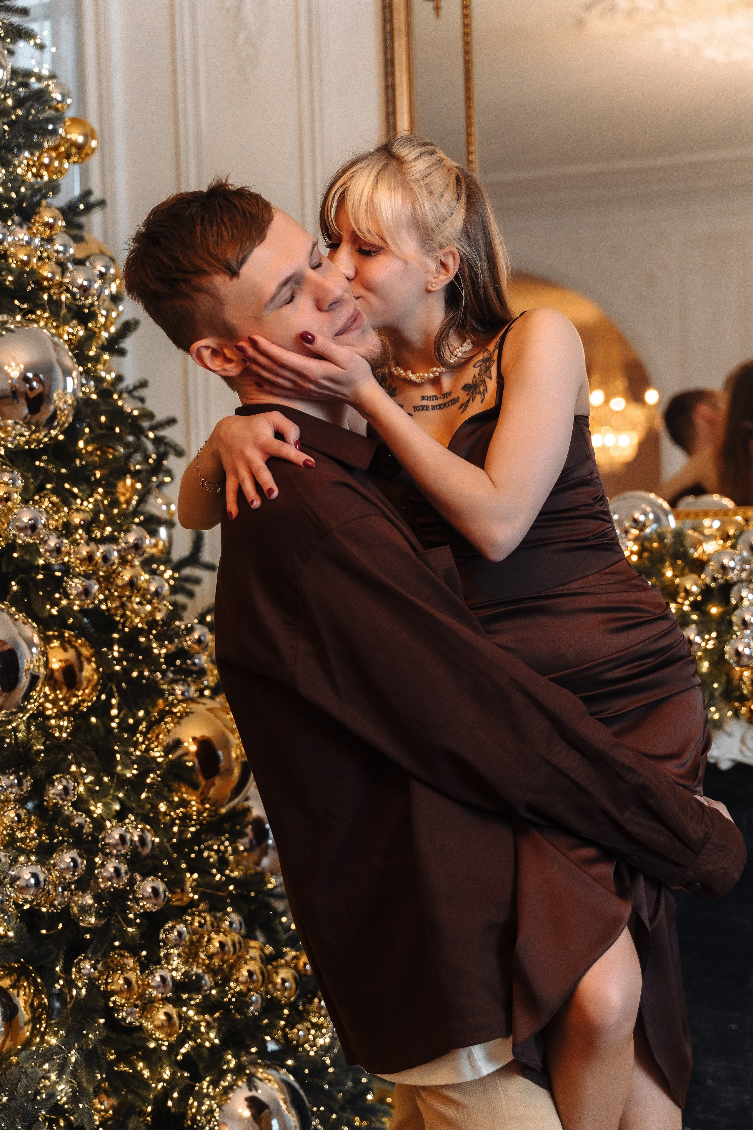 Зимняя фотосессия лавстори с предложением руки и сердца в фотостудии