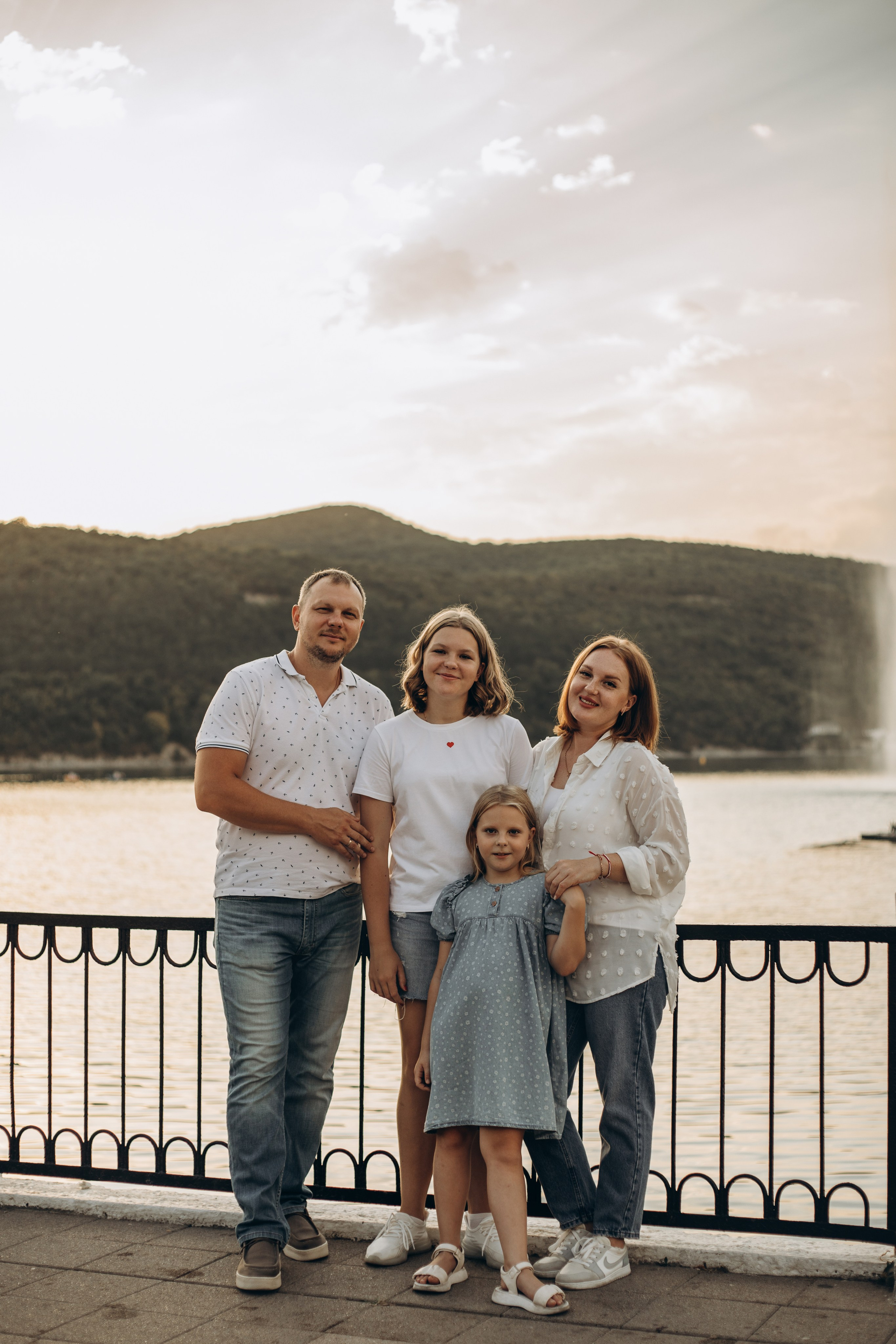 Антон, Тамара, Алиса и Ева — летний вечер у озера. Семейный фотограф Новороссийск, Анапа, Геленджик — Юлия Давыдова