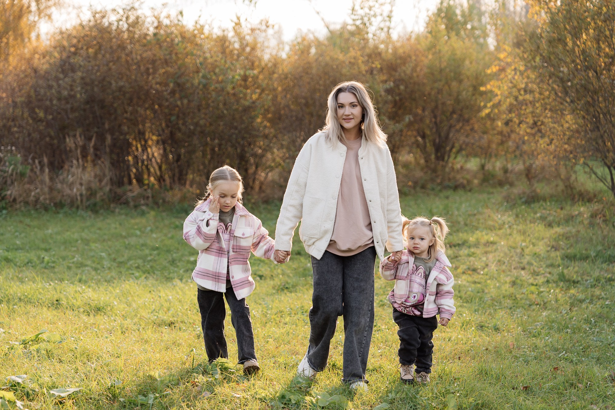 Мира и Тая на прогулке с родителями. Фотограф в Красноярске. Юлия Чаушанская