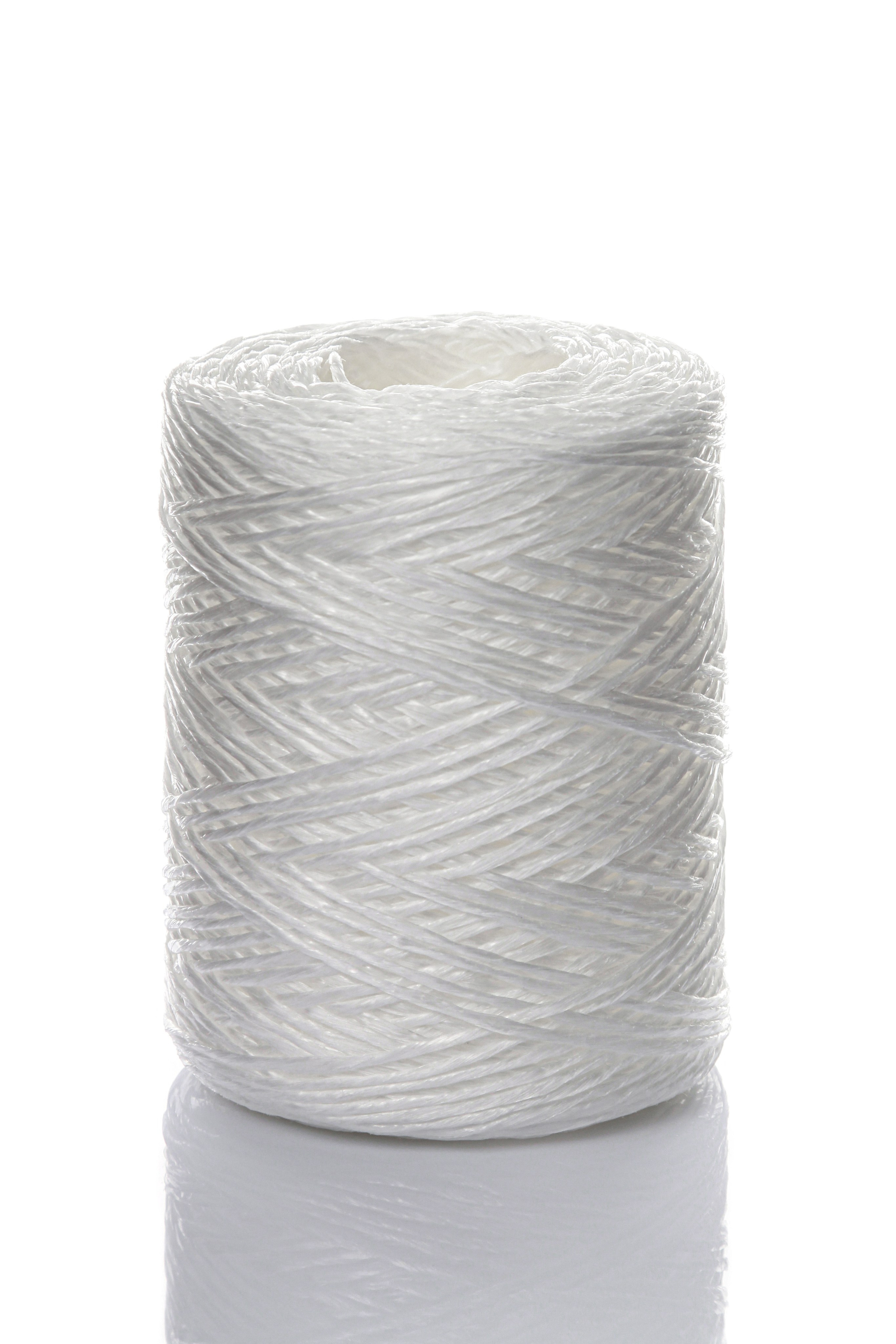 Фотография катушки с садовой верёвкой на белом фоне для маркетплесов