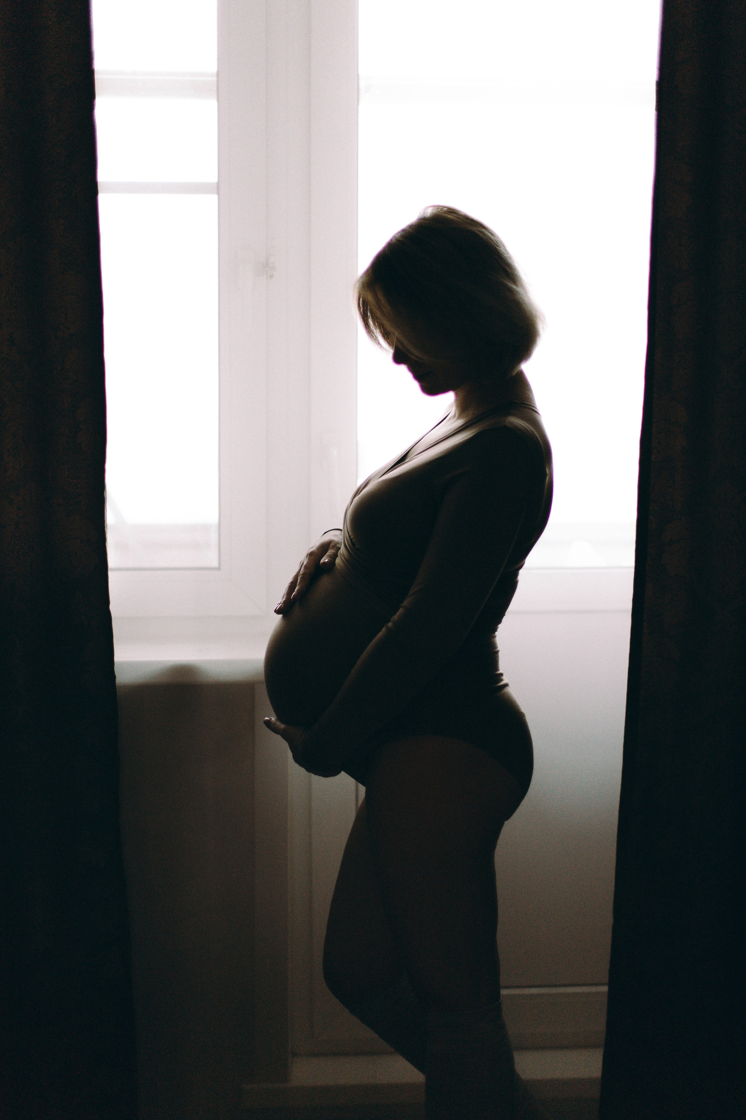 Домашняя съёмка беременности, фотосессия беременной девушки дома, беременная девушка в коричневом боди, силуэт беременной девушки