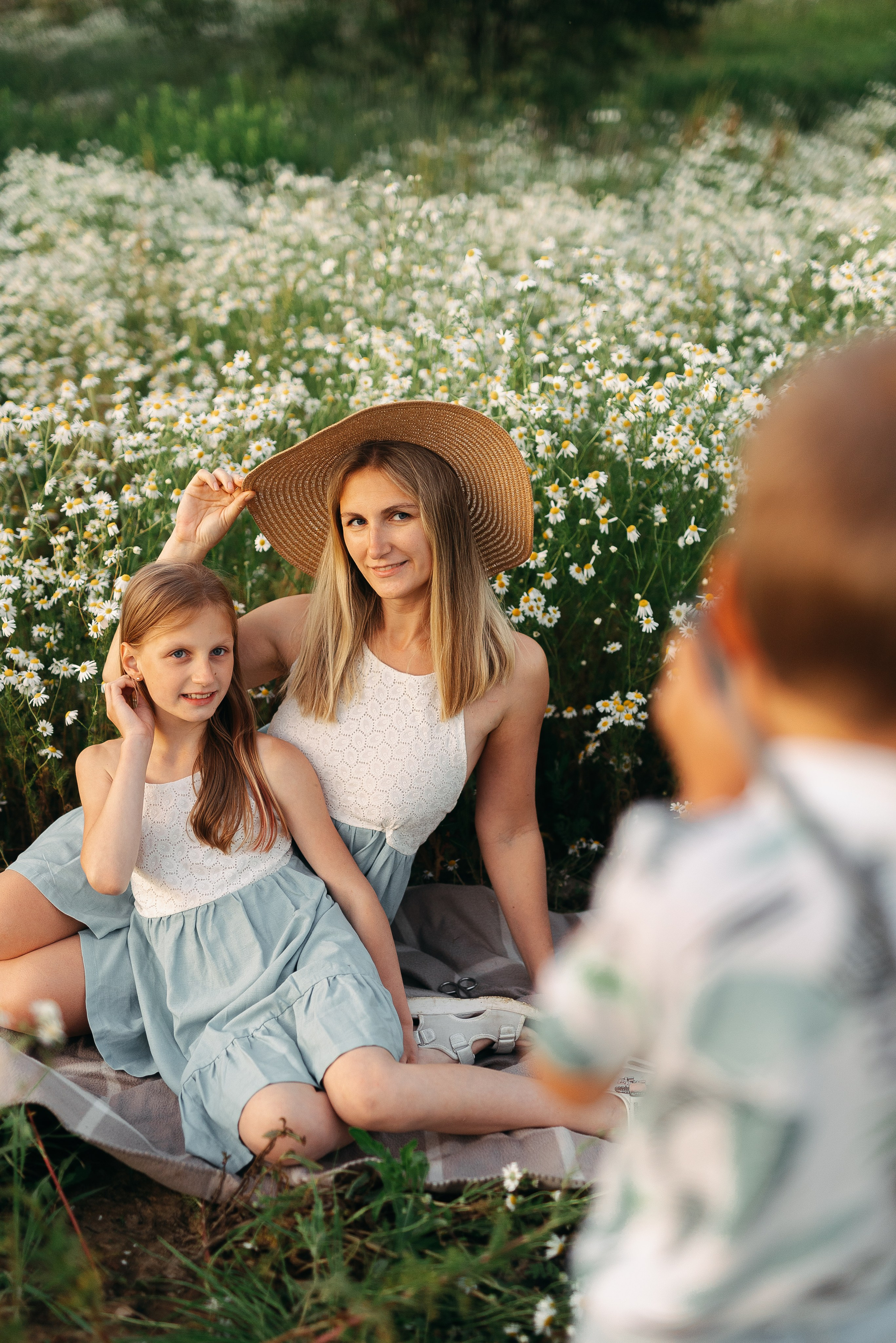 Фотосессия в ромашковом поле. Семейный детский фотограф. Фотосессия в Минске