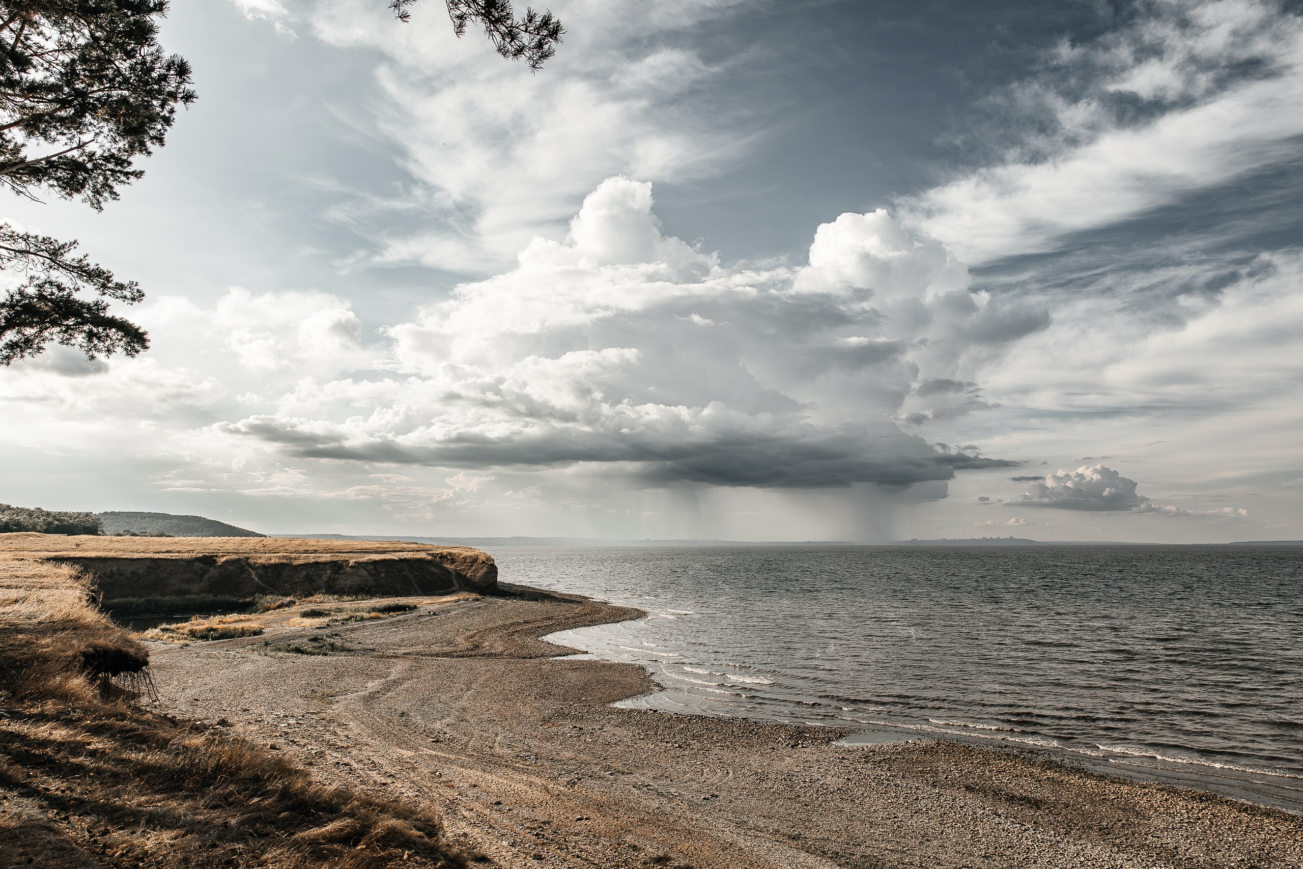 Здравствуйте! Я&nbsp;свадебный фотограф из&nbsp;Ульяновска, работаю в&nbsp;том числе по&nbsp;всей России и&nbsp;с&nbsp;выездом за&nbsp;границу. Снимаю свадьбы, lovestory, корпоративы, светский репортаж. Провожу обучение по&nbsp;фотографии, мастер-классы и&nbsp;воркшопы для других фотографов.
