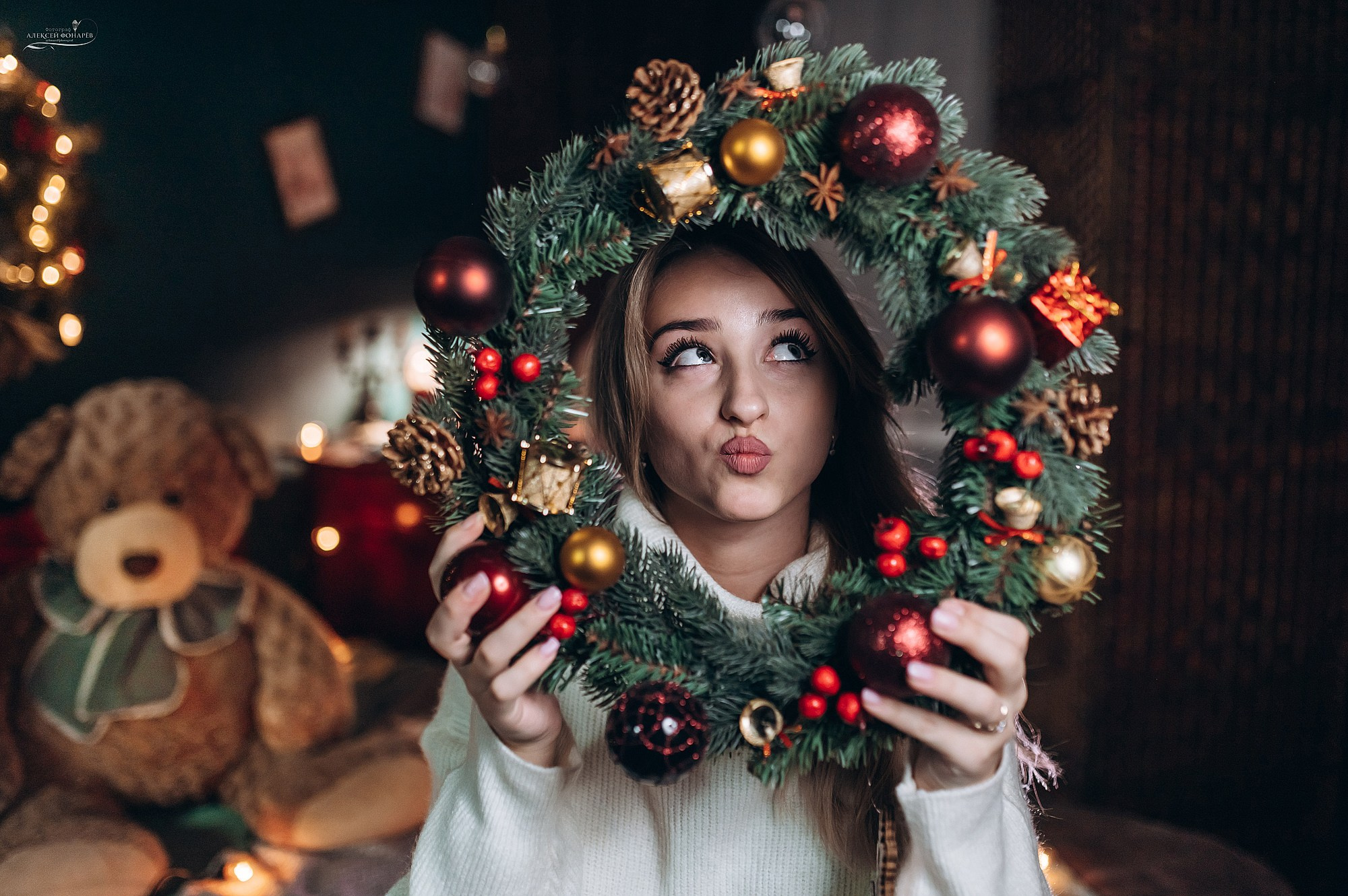 девушка кривляется на новый год в студии сахар