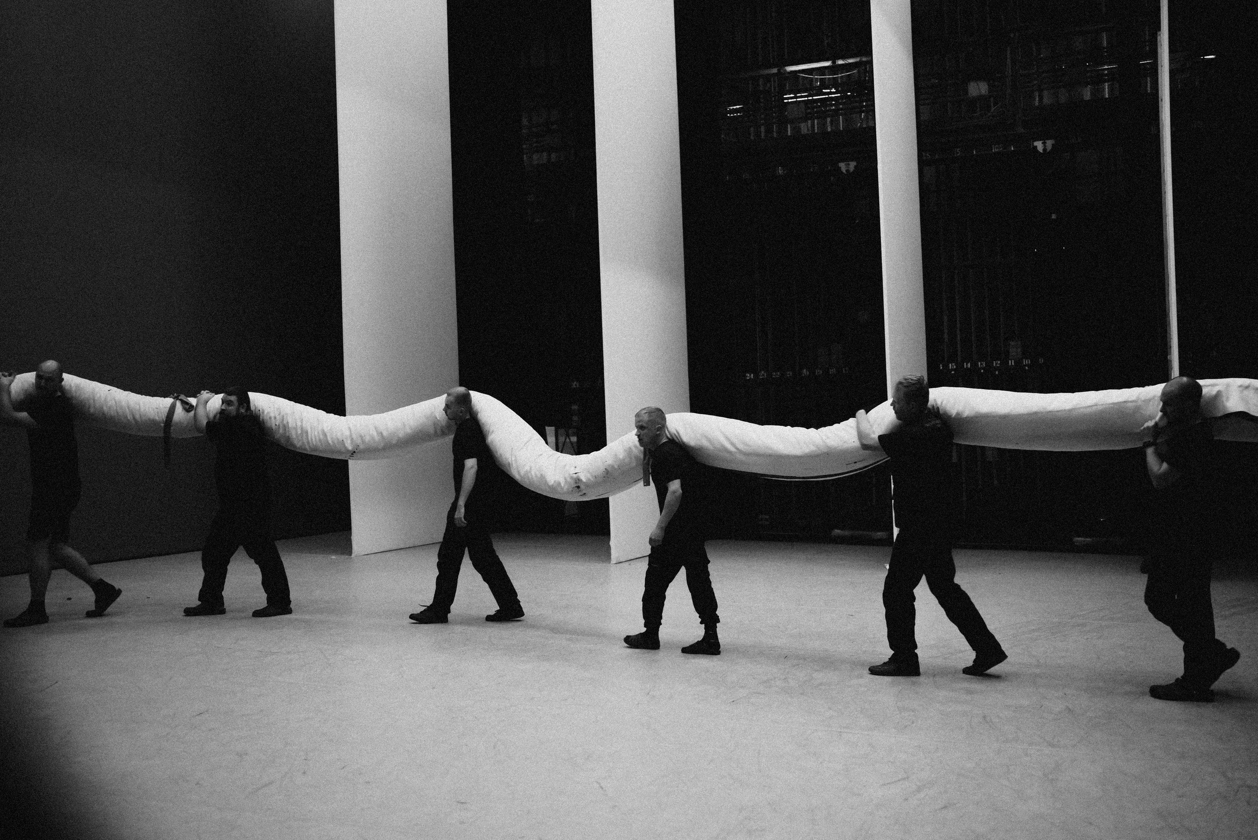 2024. Стрит-фотография, полная абсурда, идиотизма и красоты