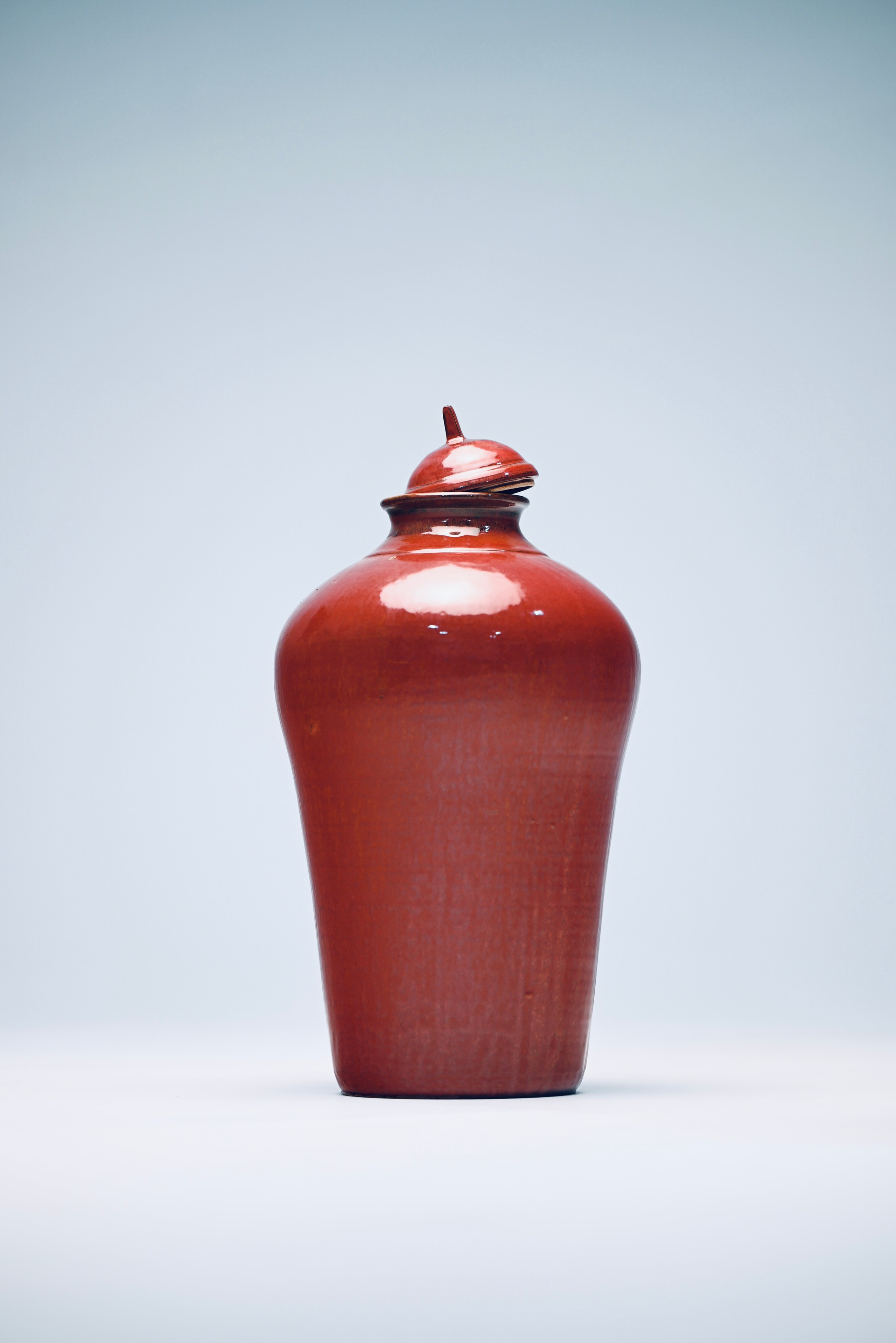 Сосуд «Киноварь».Керамика, глазурь. Высота 48 см. 2025Название связано с минералом киноварь (сульфид ртути), использовавшимся как красный пигмент. Киноварный цвет применялся в иконописи и декоративной росписи, имел значение в ритуальной практике как символ силы и защиты.