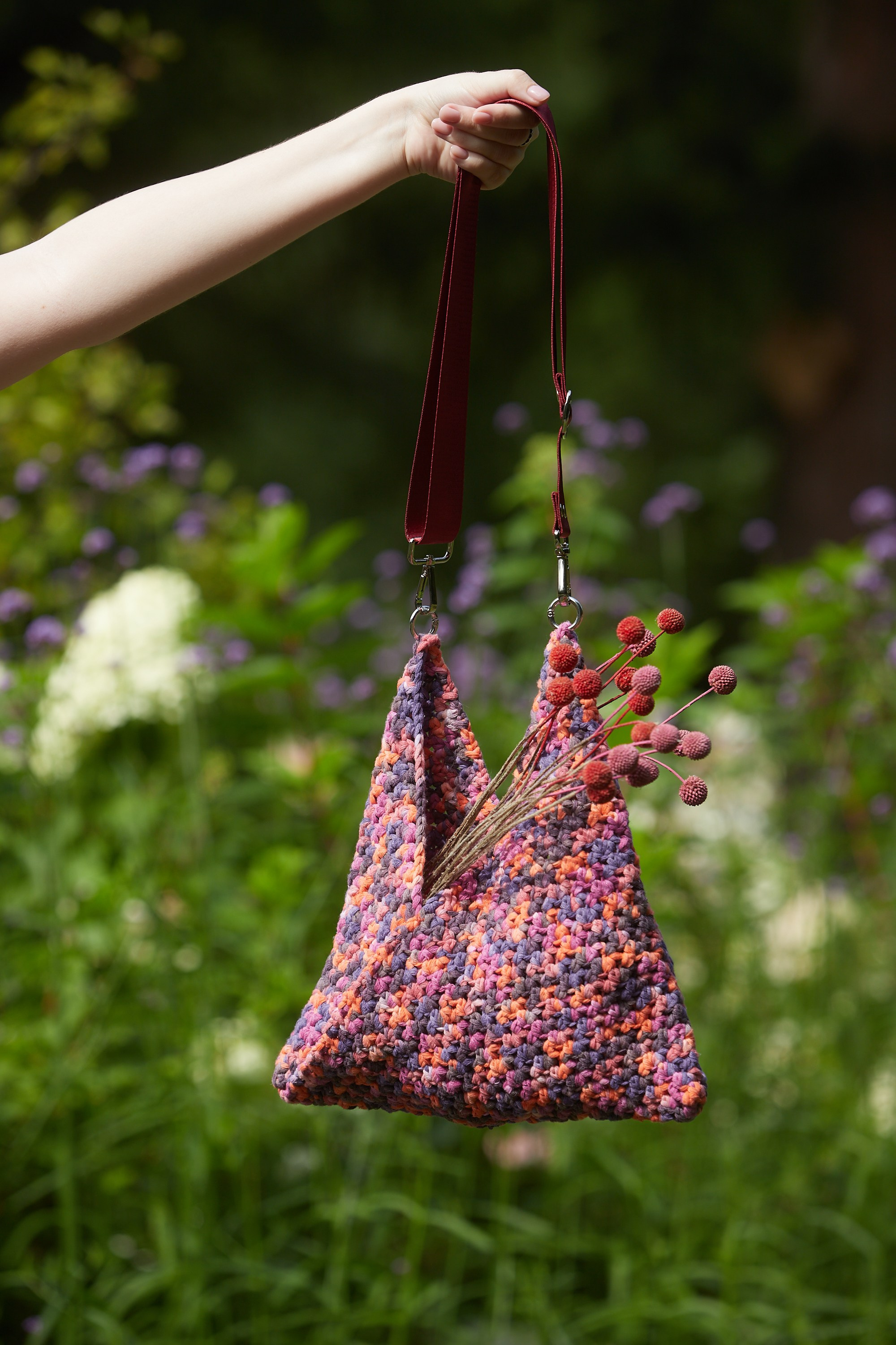 Вязаная сумка-шоппер разноцветная — предметная съёмка.