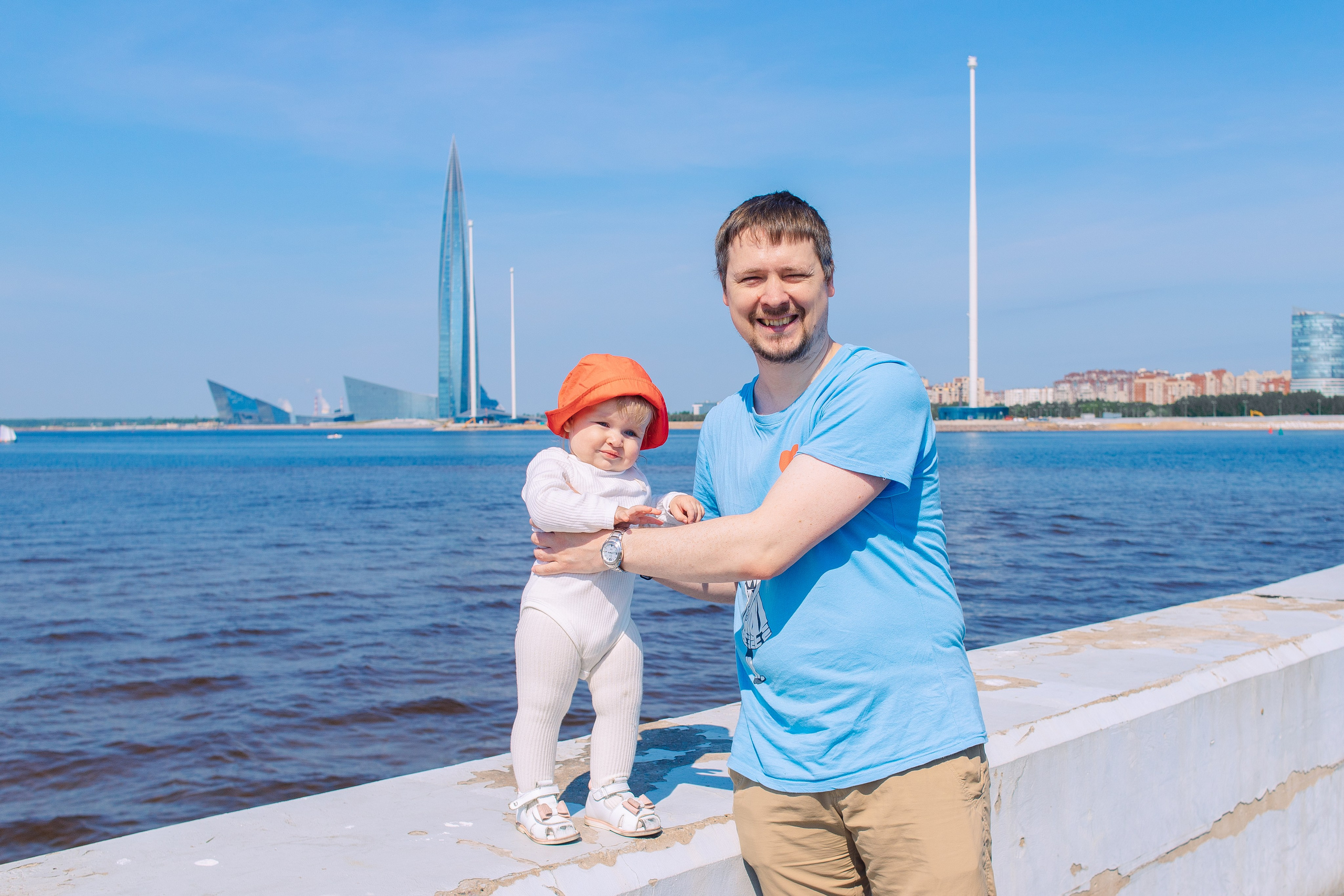 Семейная фотосессия летом в солнечный день в Санкт-Петербурге с видом на Лахту. Фотограф в Санкт-Петербурге, Анна Скворцова