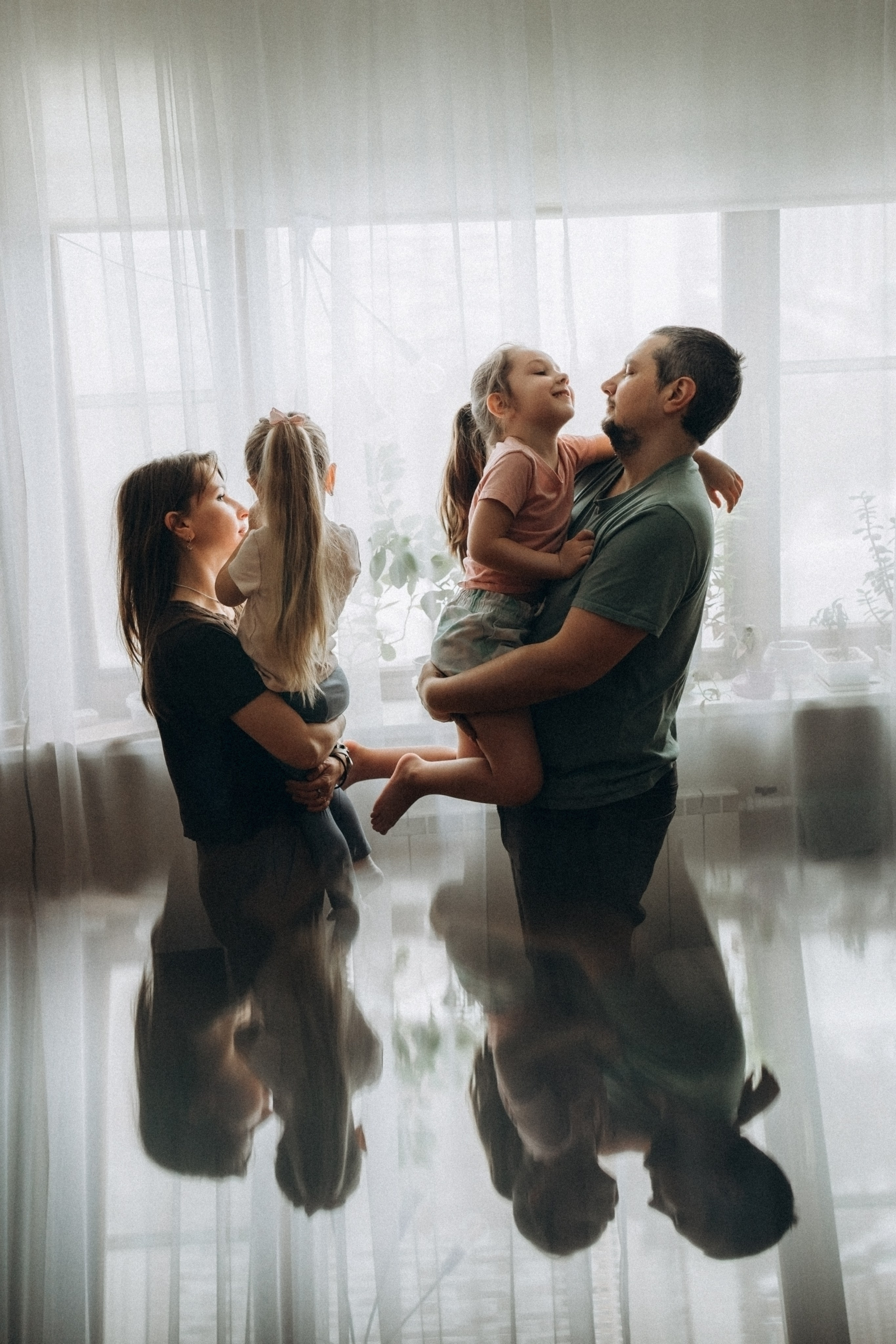 Уютная домашняя фотосессия Любы Димы Веры и Алины. Детский, семейный и ньюборн фотограф в Москве Юлия Шуарт