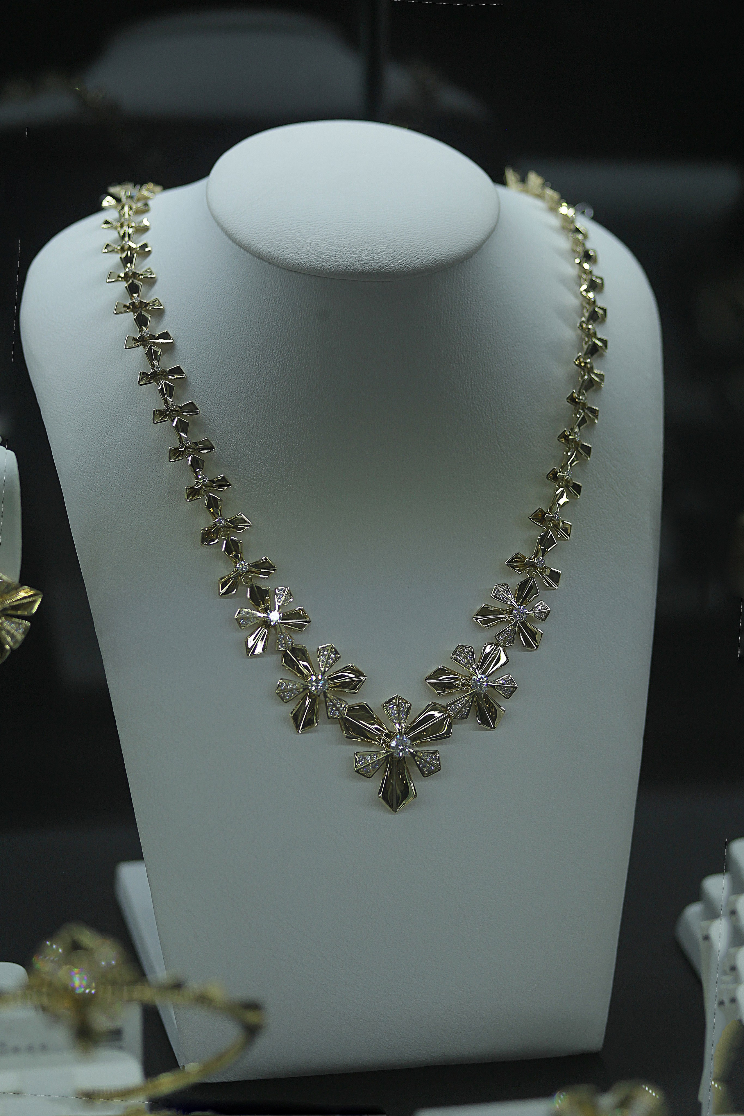 Necklaces, chains and pendants. The Website of the Photographer Vitaly Deni
