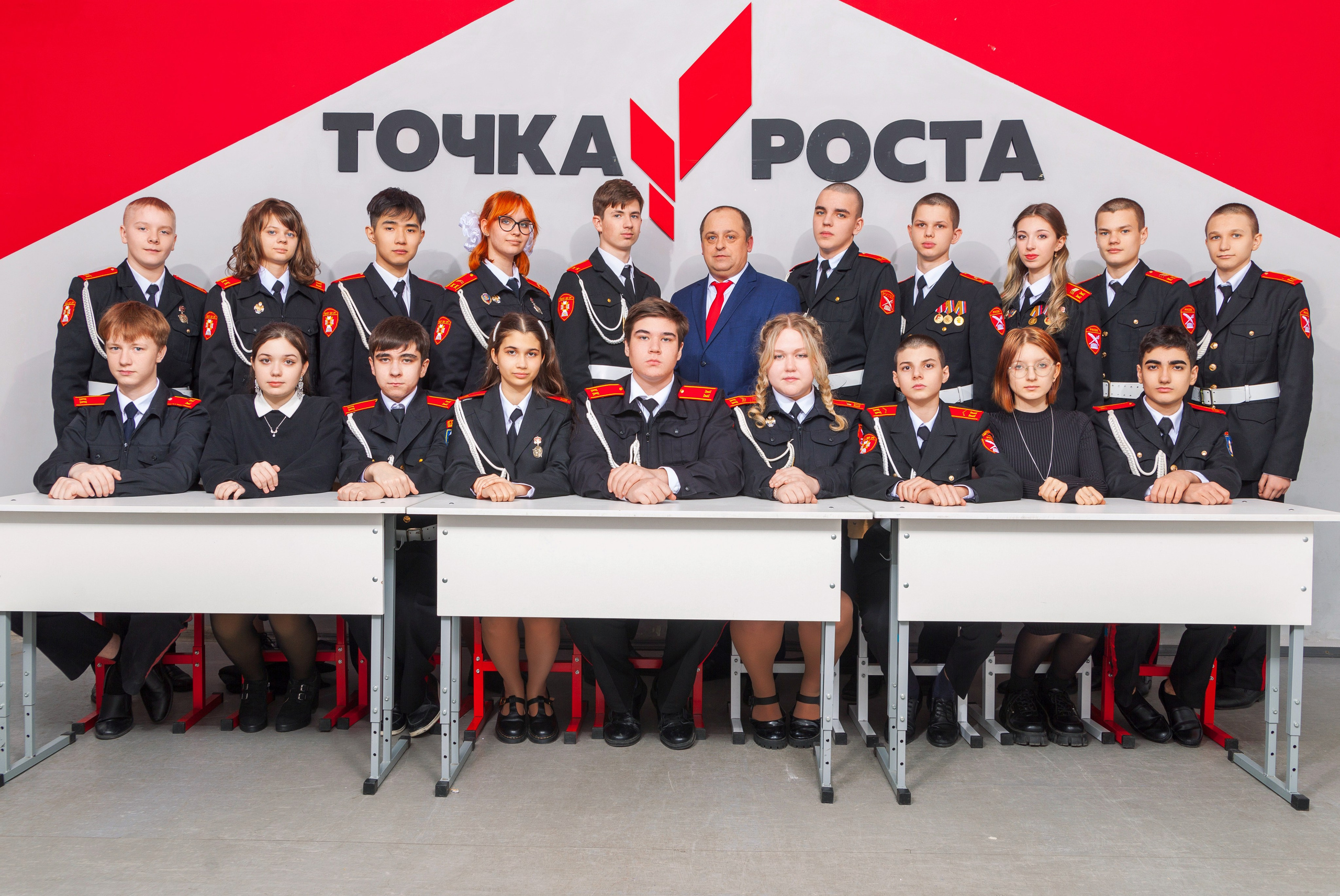 Общая фотография 9 кадетского класса снятая в школьном классе
