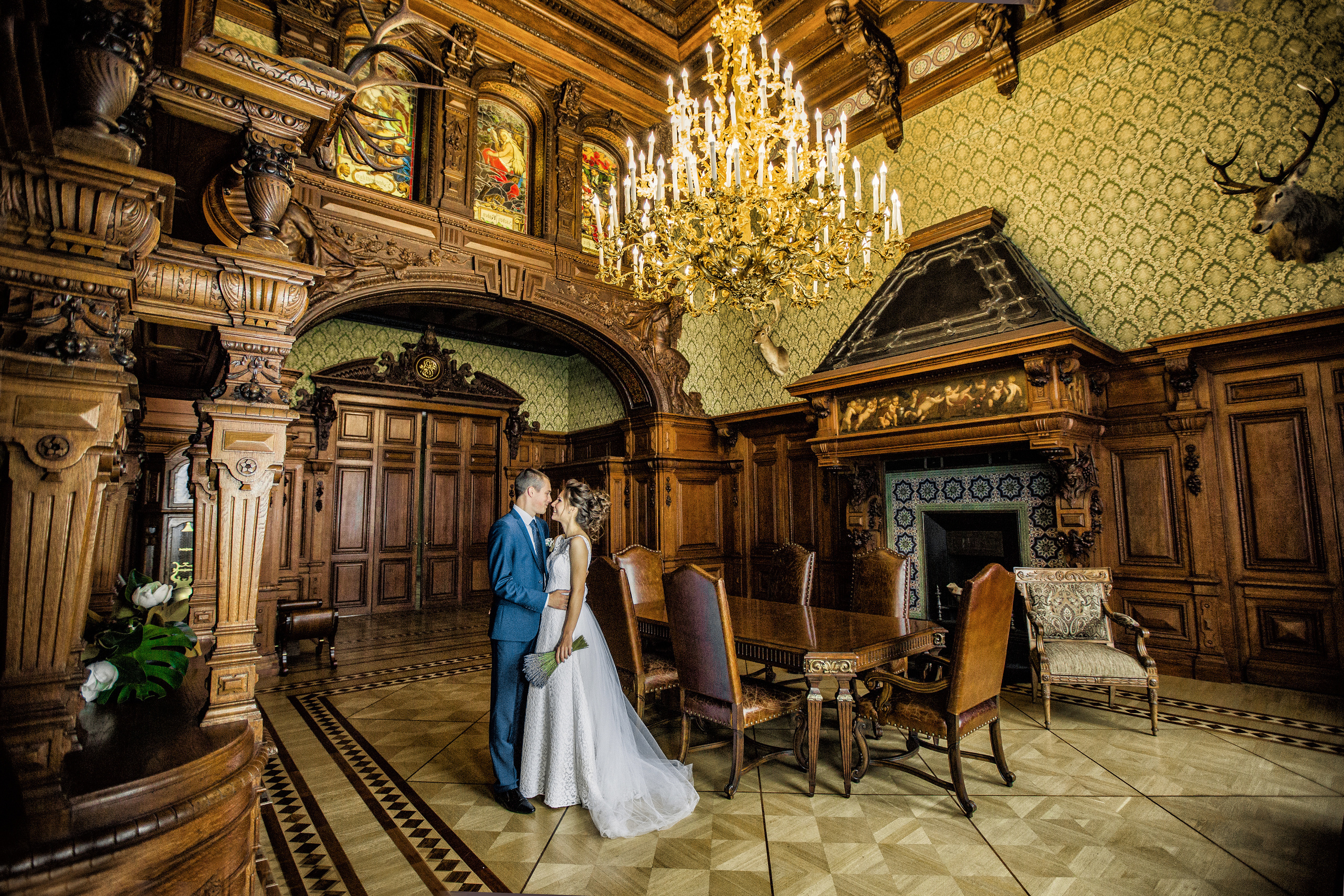 жених обнимает невесту в антураже старинной деревянной мебели