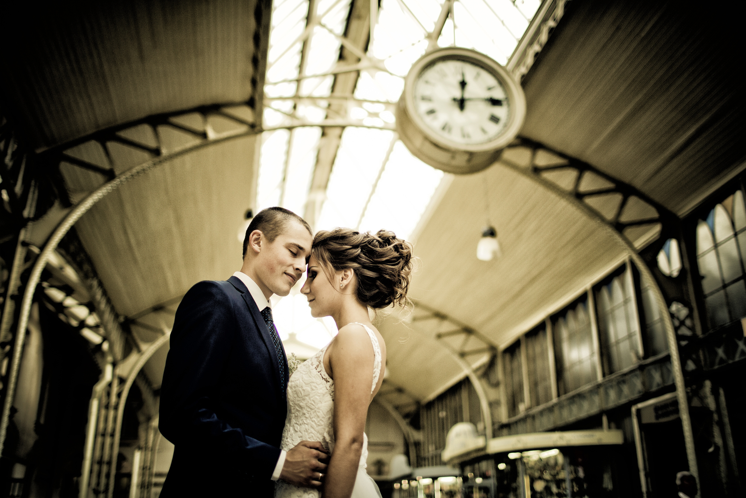 прикосновение лбами пол часами на Витебском вокзале