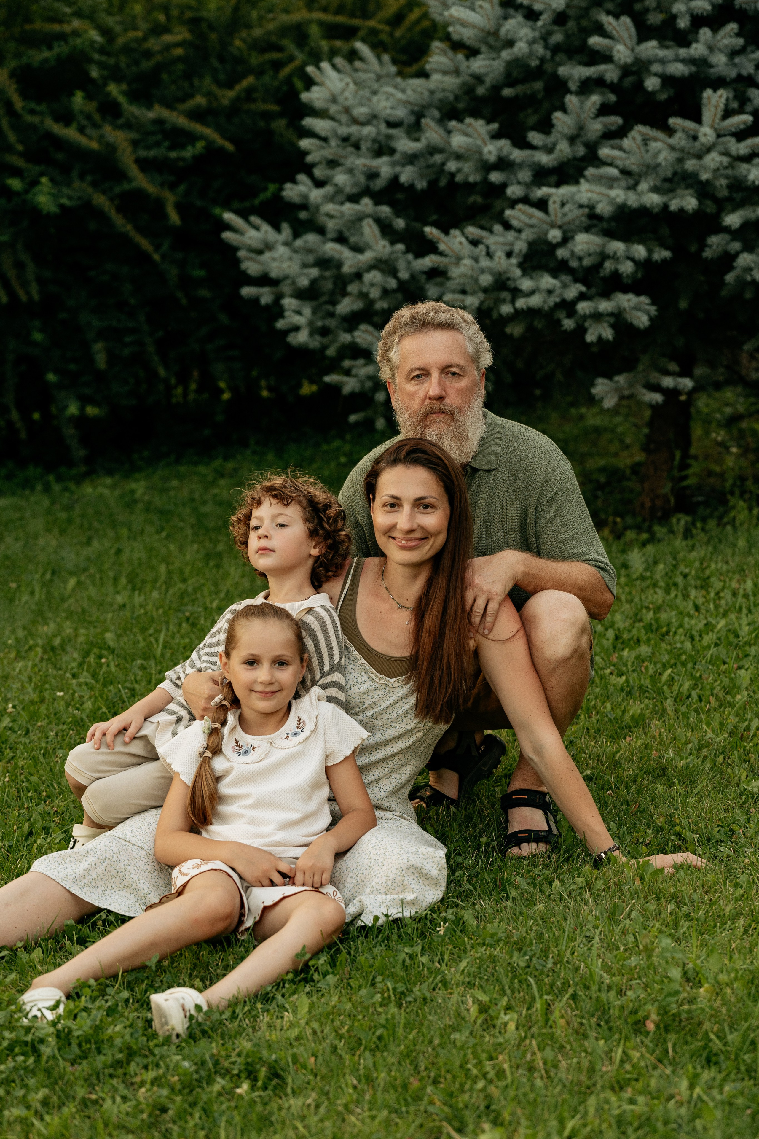 Сын играет с мячом на газоне в Абрау-Дюрсо – динамичные фото