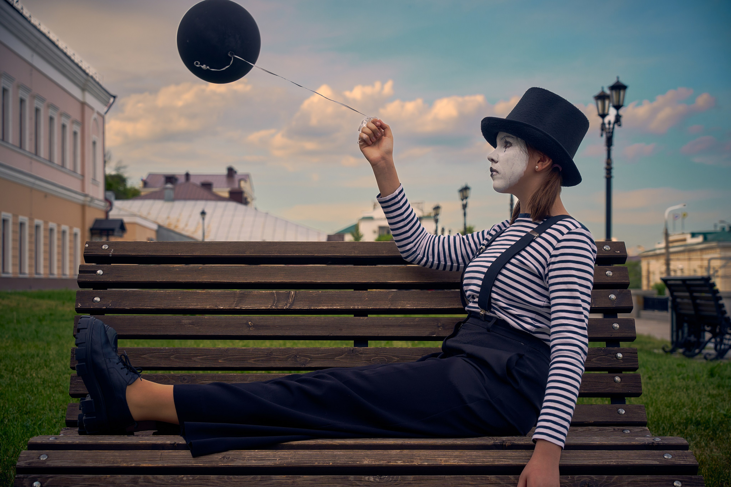 Девушка на скамейке с шариком в руке