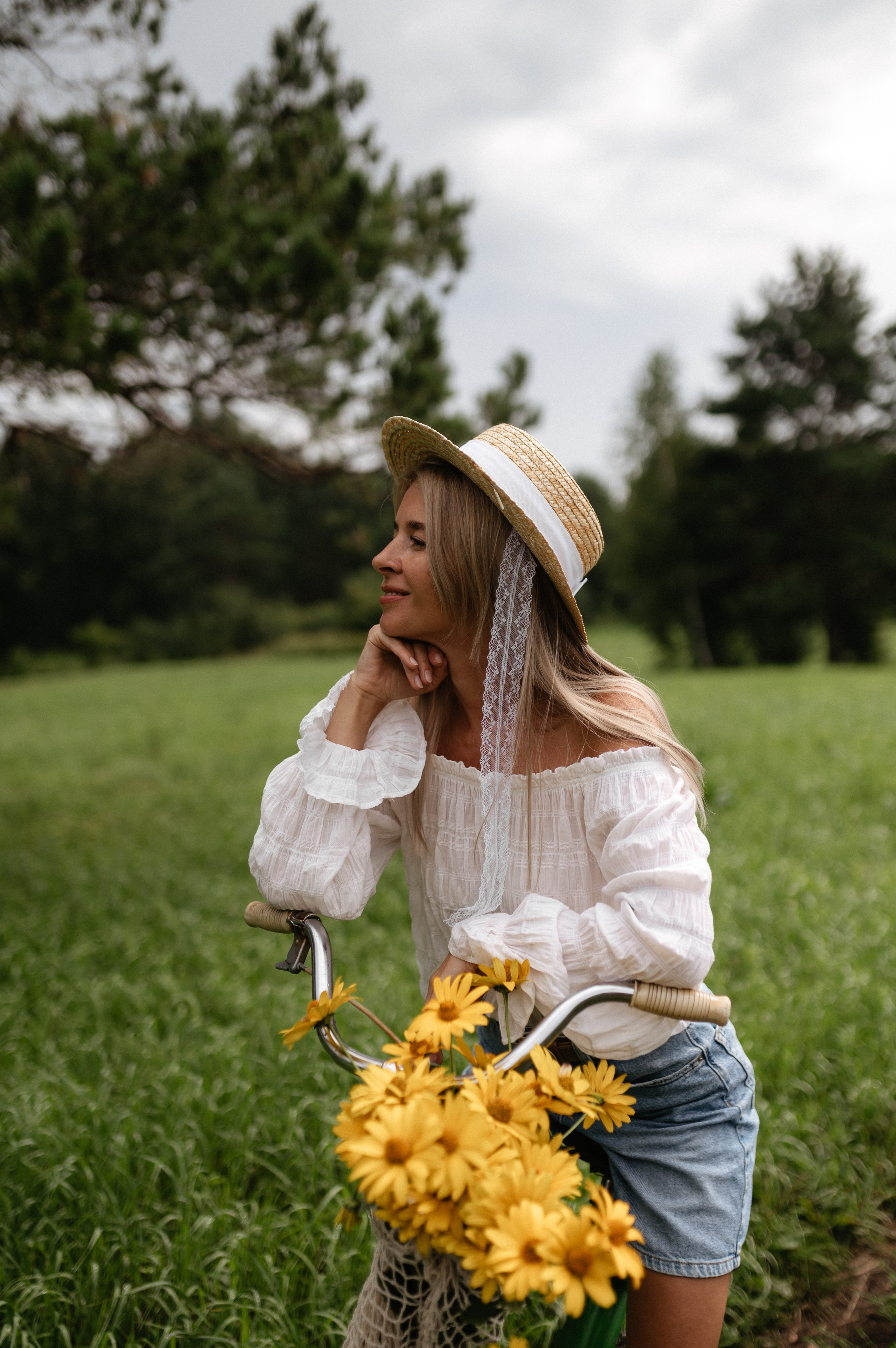В поле с велосипедом. Главная