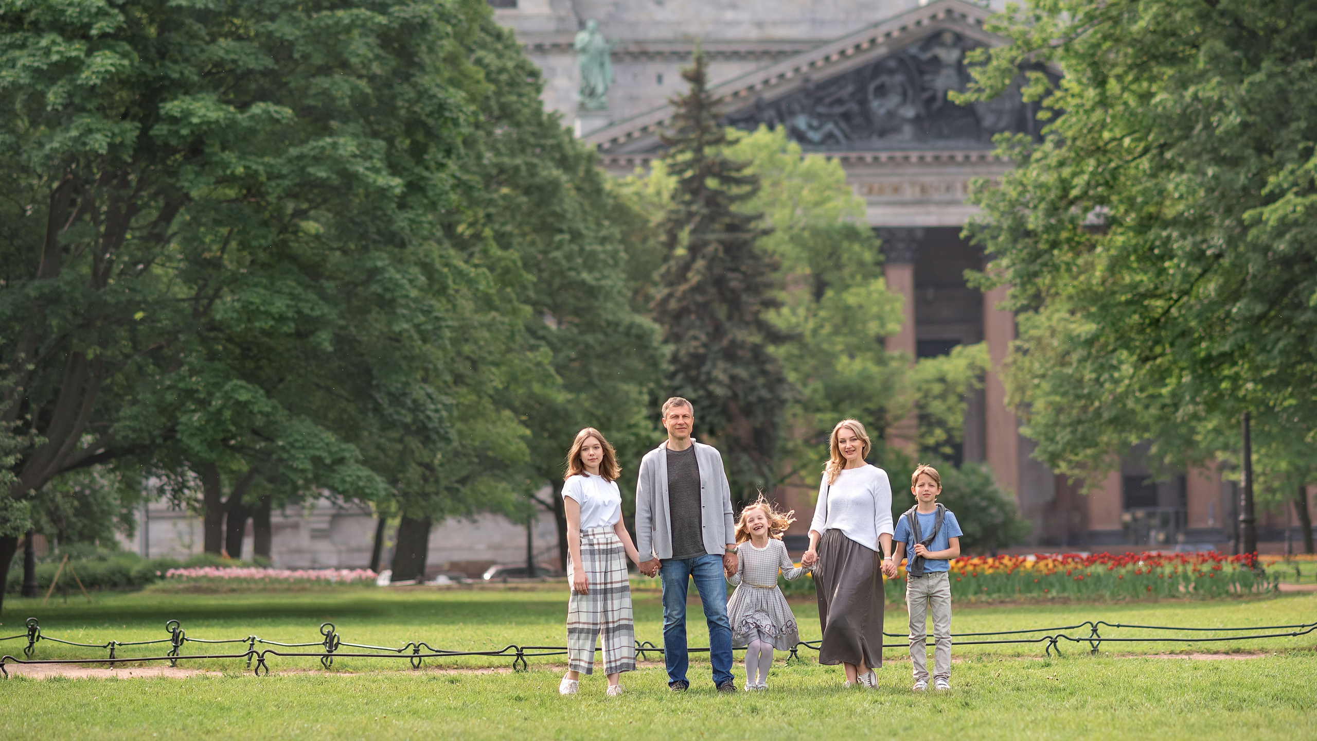 Семейная фотосессия в центре СПб. Фотограф Юлия Кондратьева
