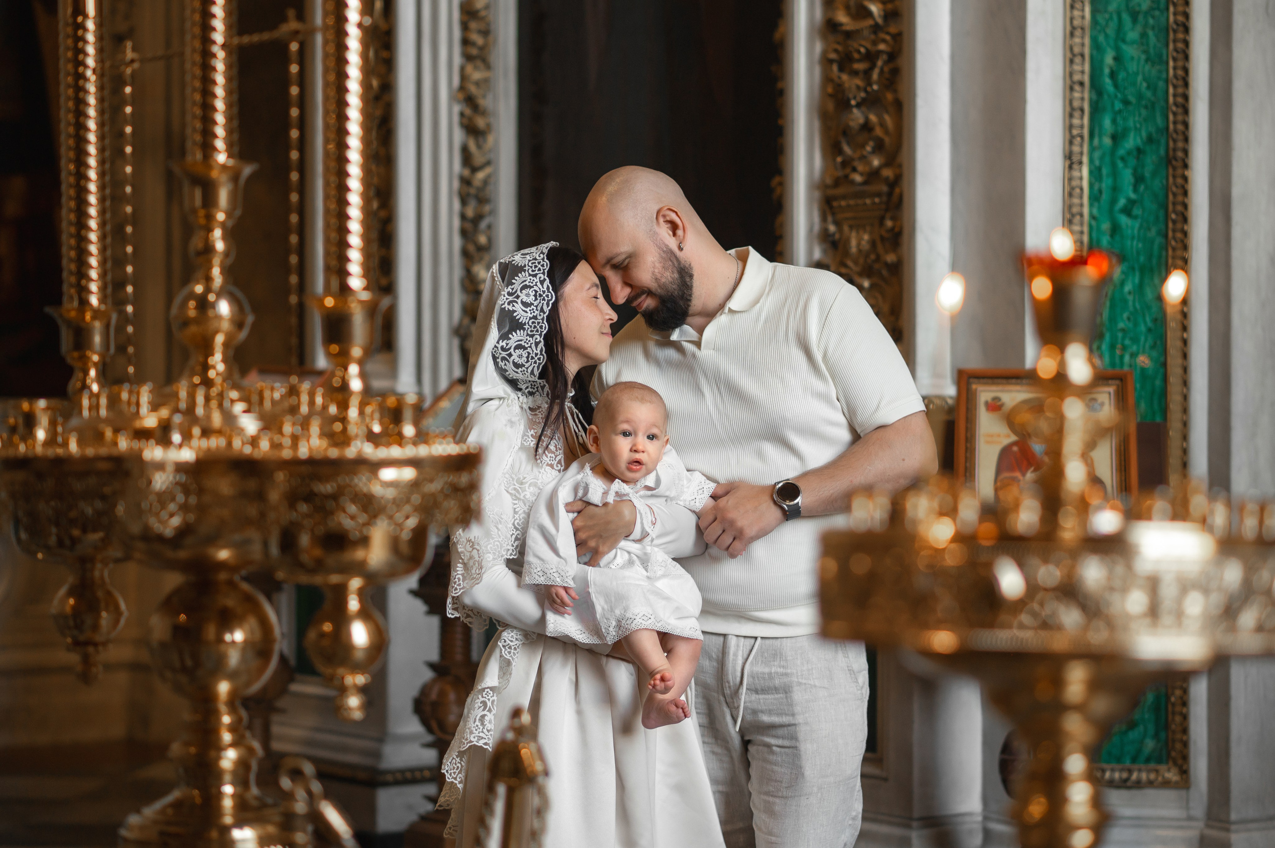 фотография семьи в храме в Санкт Петербурге