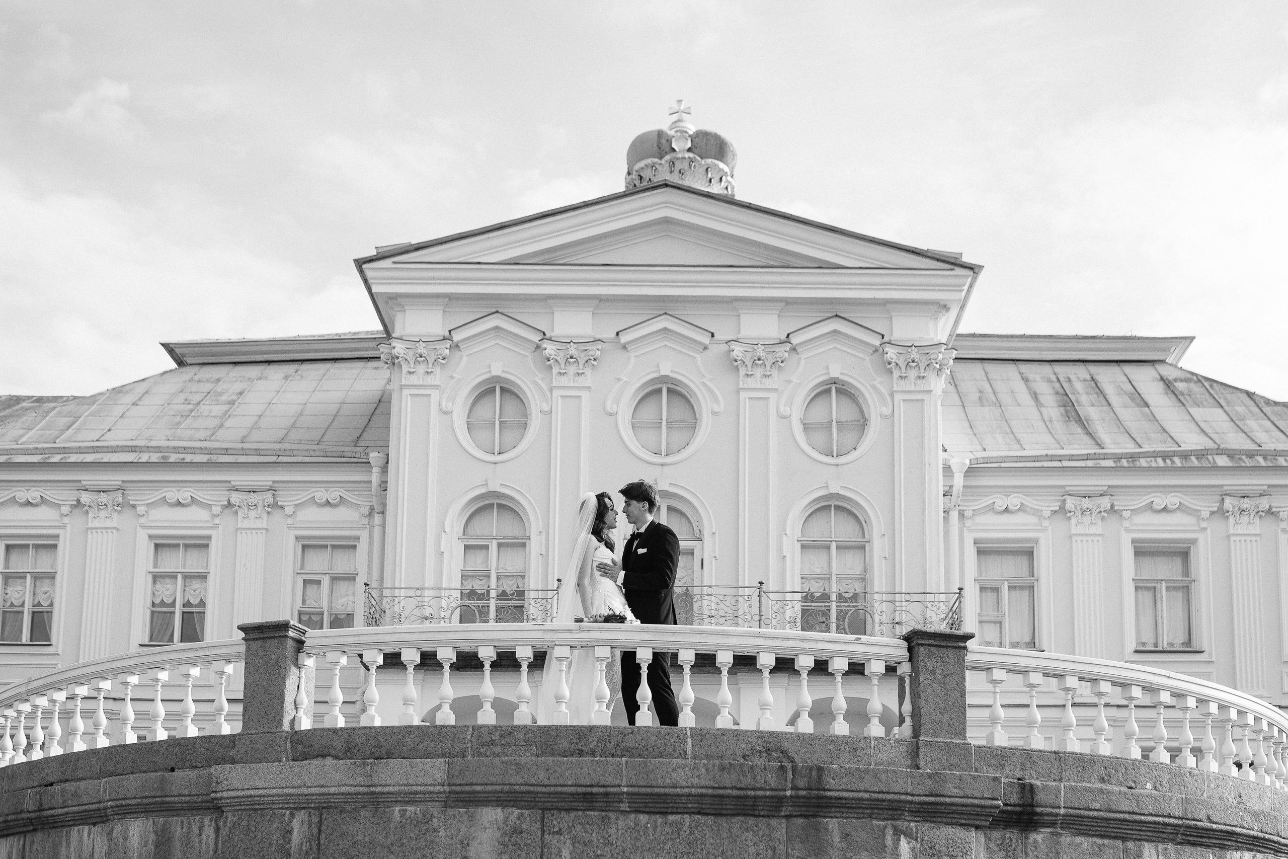 Свадебная фотосессия в Ораниенбауме: история любви в парке