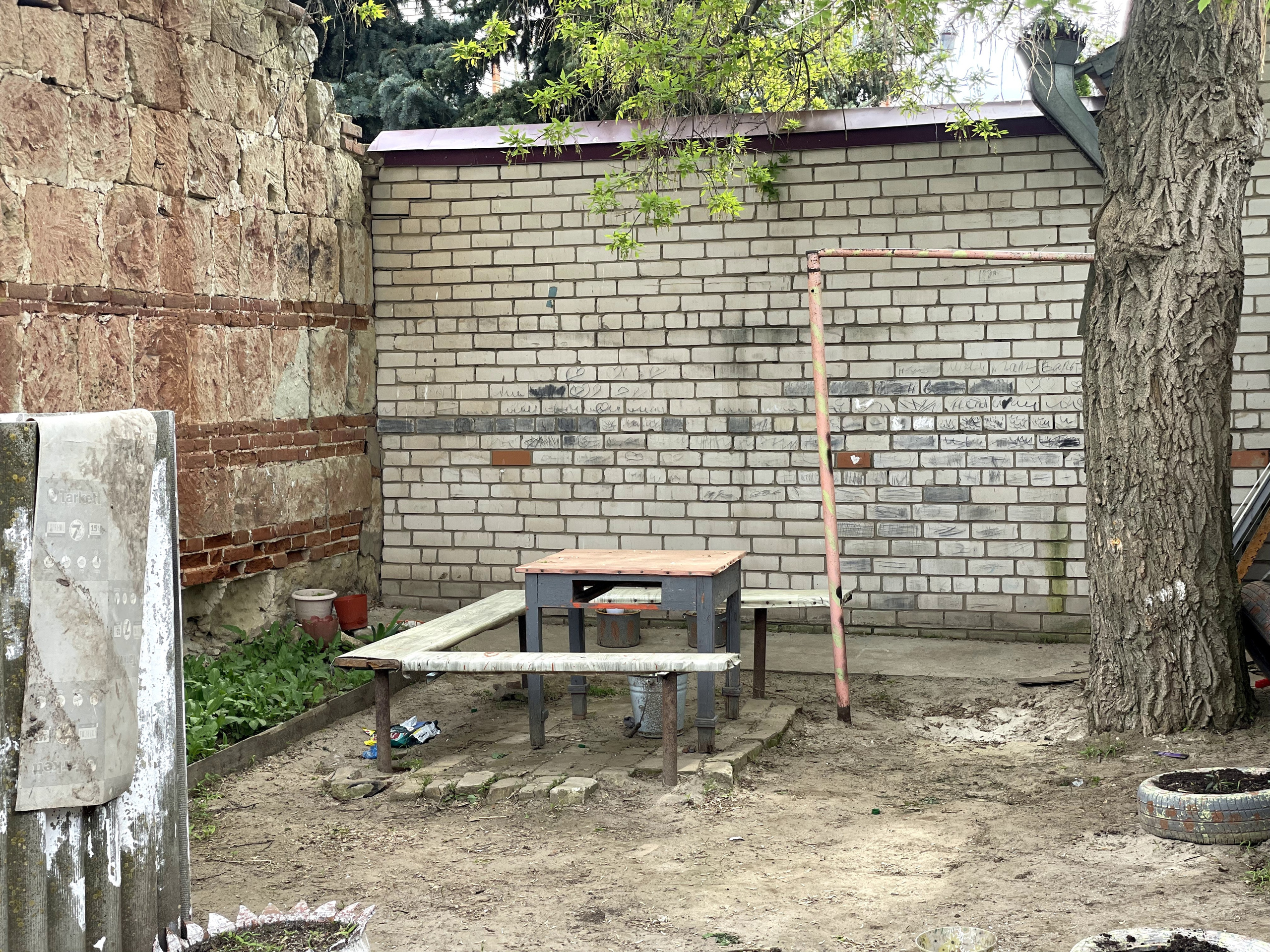 200 029 Место отдыха в старом дворе. ВИЗУАЛЬНЫЕ И ЗВУКОВЫЕ РЕШЕНИЯ ДЛЯ БИЗНЕСА И СЪЁМОК ТЕЛЕТЕЛА