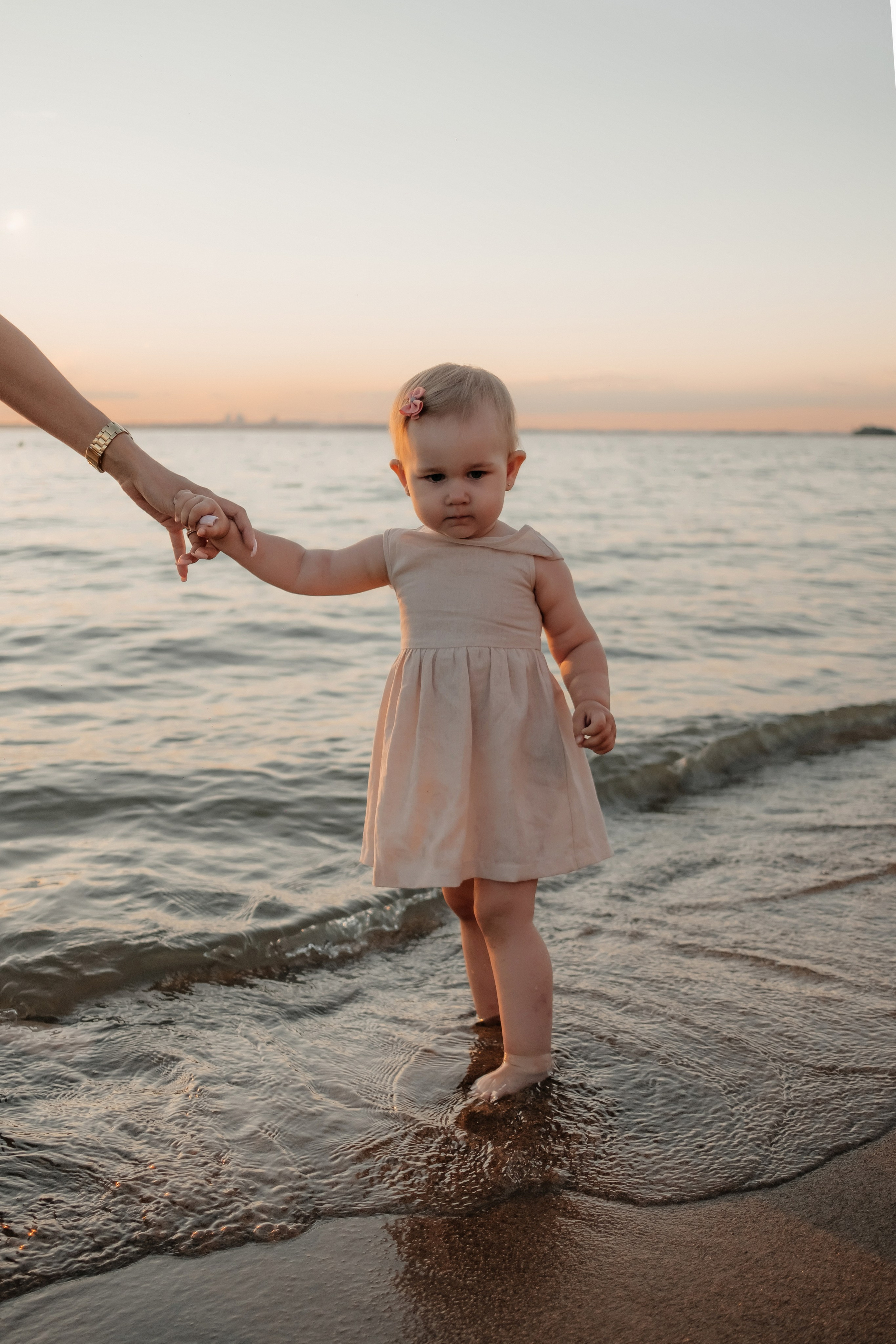 Катя с дочками на берегу. Фотограф в Новосибирске Диана Ильиных