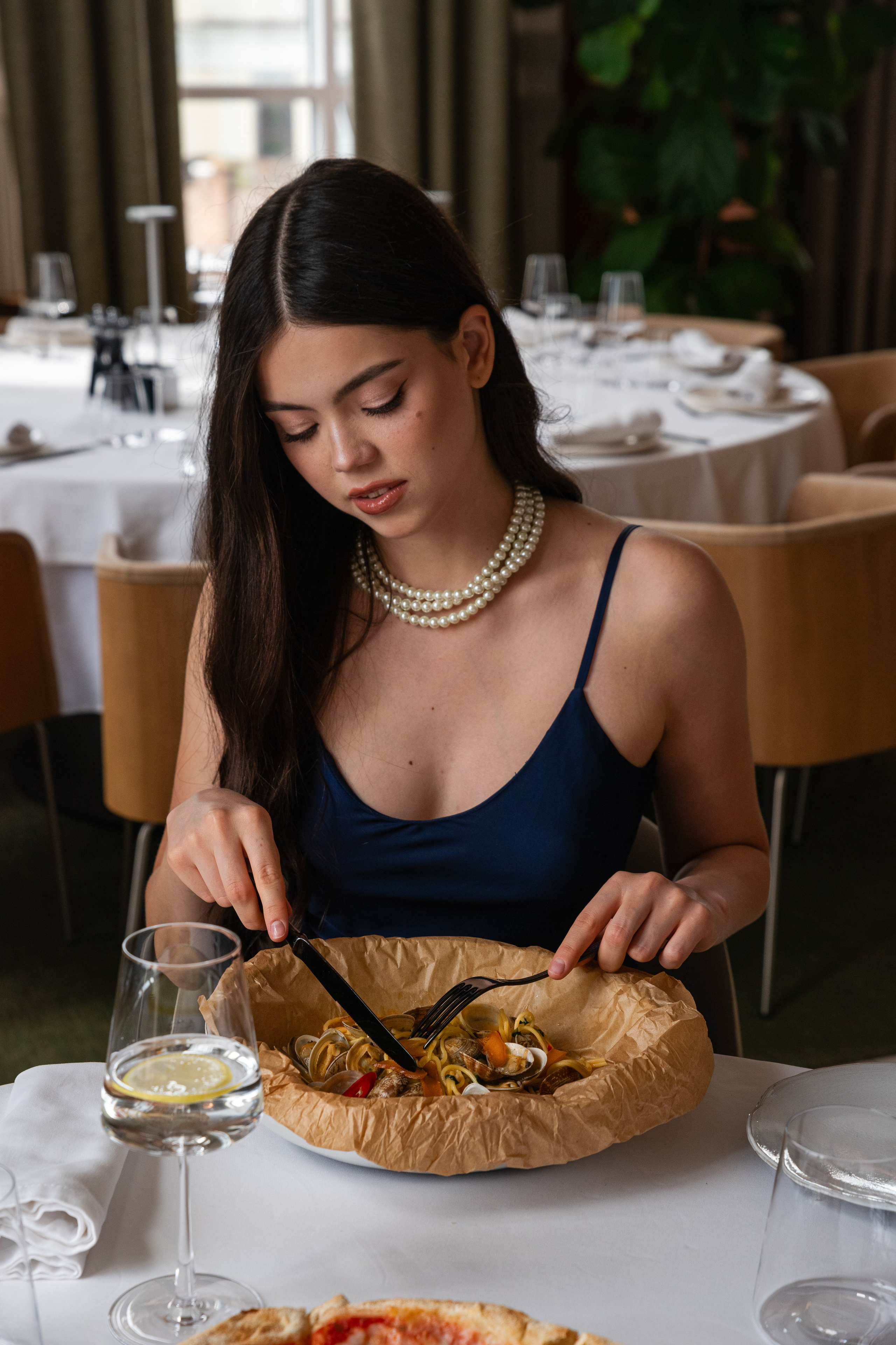 Фуд-фотограф Красногорск, фотосъёмка меню, съемка на доставку, контент для соцсетей, рекламная съемка суши и роллов и гунканов, фудфотограф Москва, фудстайлинг и сет дизайн, Митино, Нахабино, Истра, Химки, Одинцово, креатив с моделью рук, сезонное меню