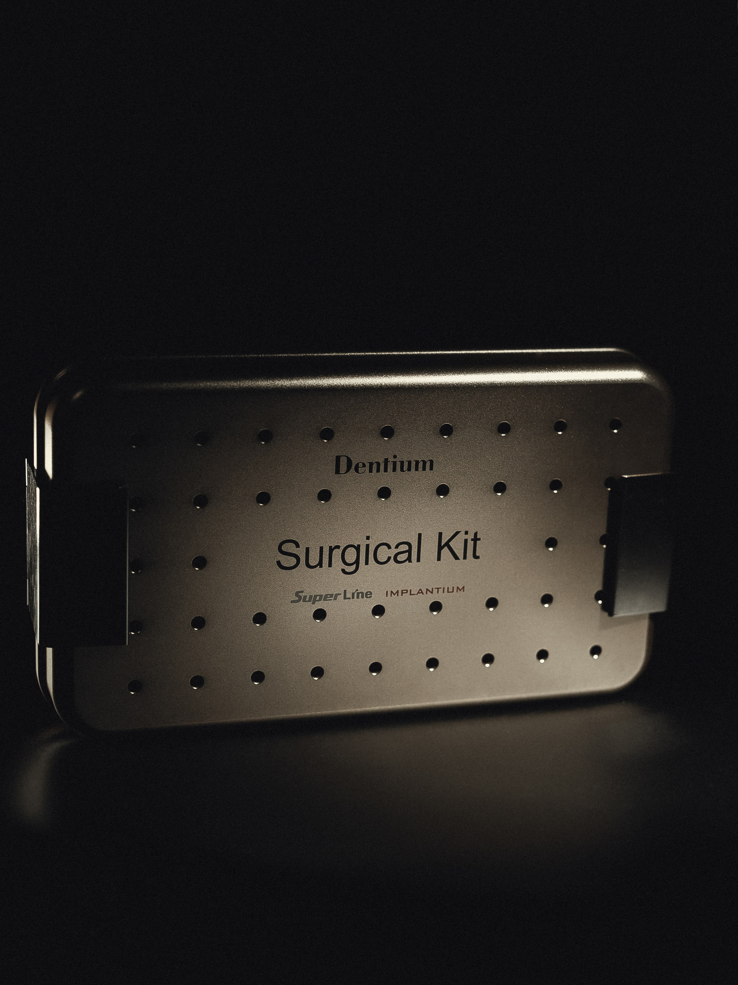 предметная съёмка одного косметического средства, акцент на форме и деталях