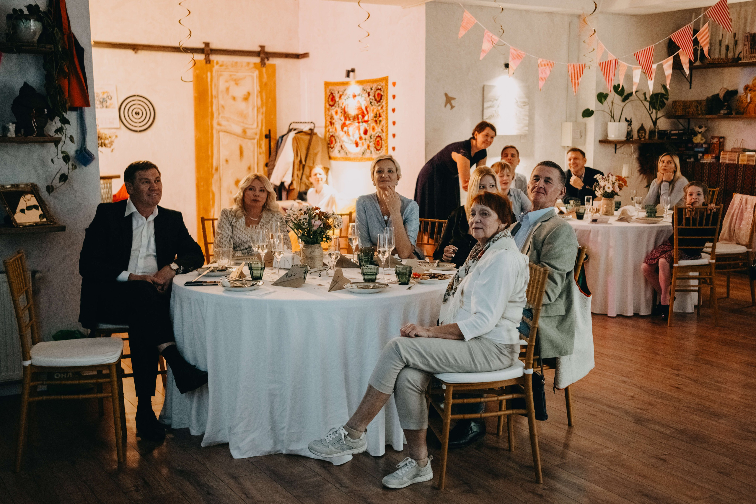 Годовщина свадьбы в кафе. Портретный и свадебный фотограф в Тбилиси • xeniqo