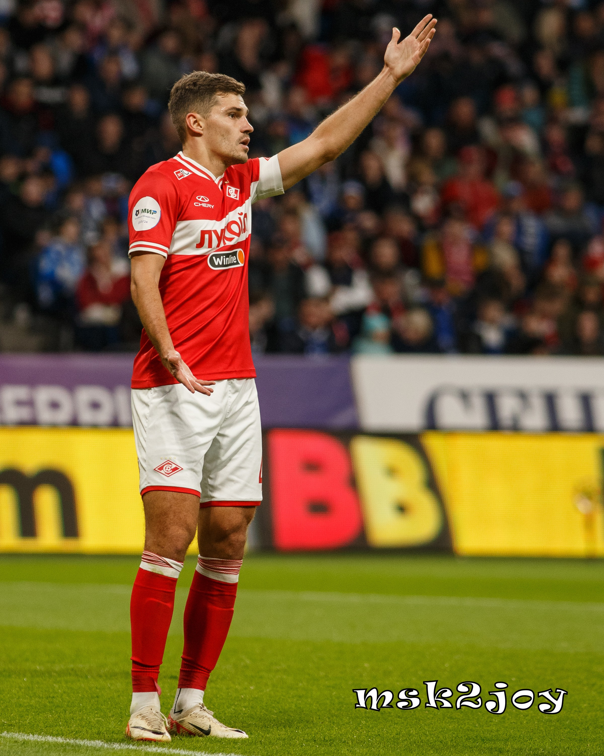 Капитан футбольного клуба Спартак Москва Роман Зобнин подзывает медицинский персонал. Фотограф - Михаил Тоцкий.