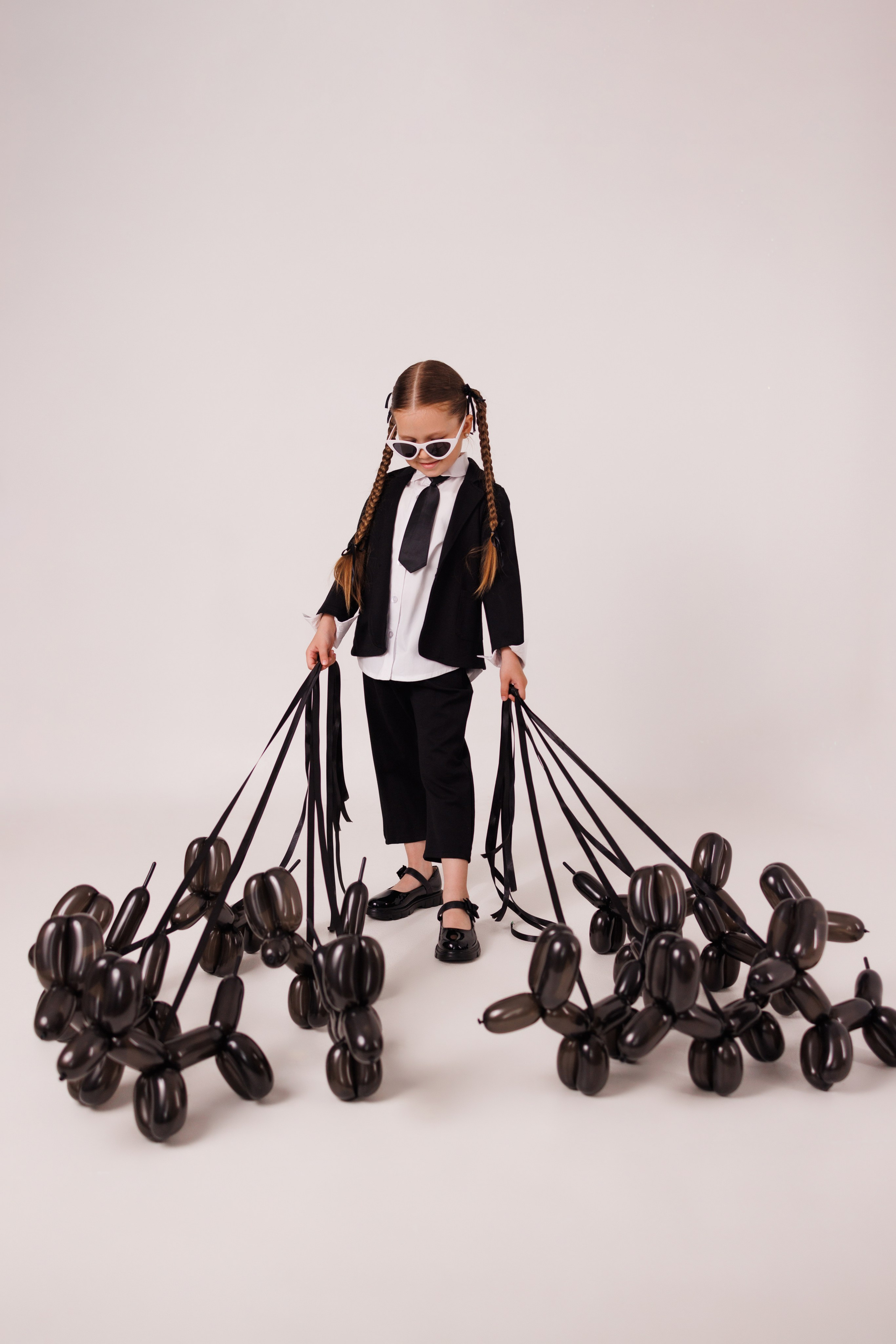 Стильная детская фотосессия с собачками из шариков, для девочек и мальчиков. Семейный и детский фотограф в Краснодаре Анна Трашкова