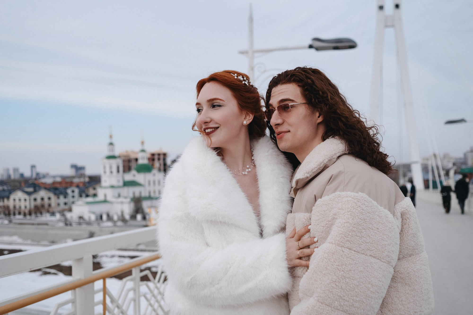  Портрет молодоженов на фоне Моста Влюбленных в Тюмени