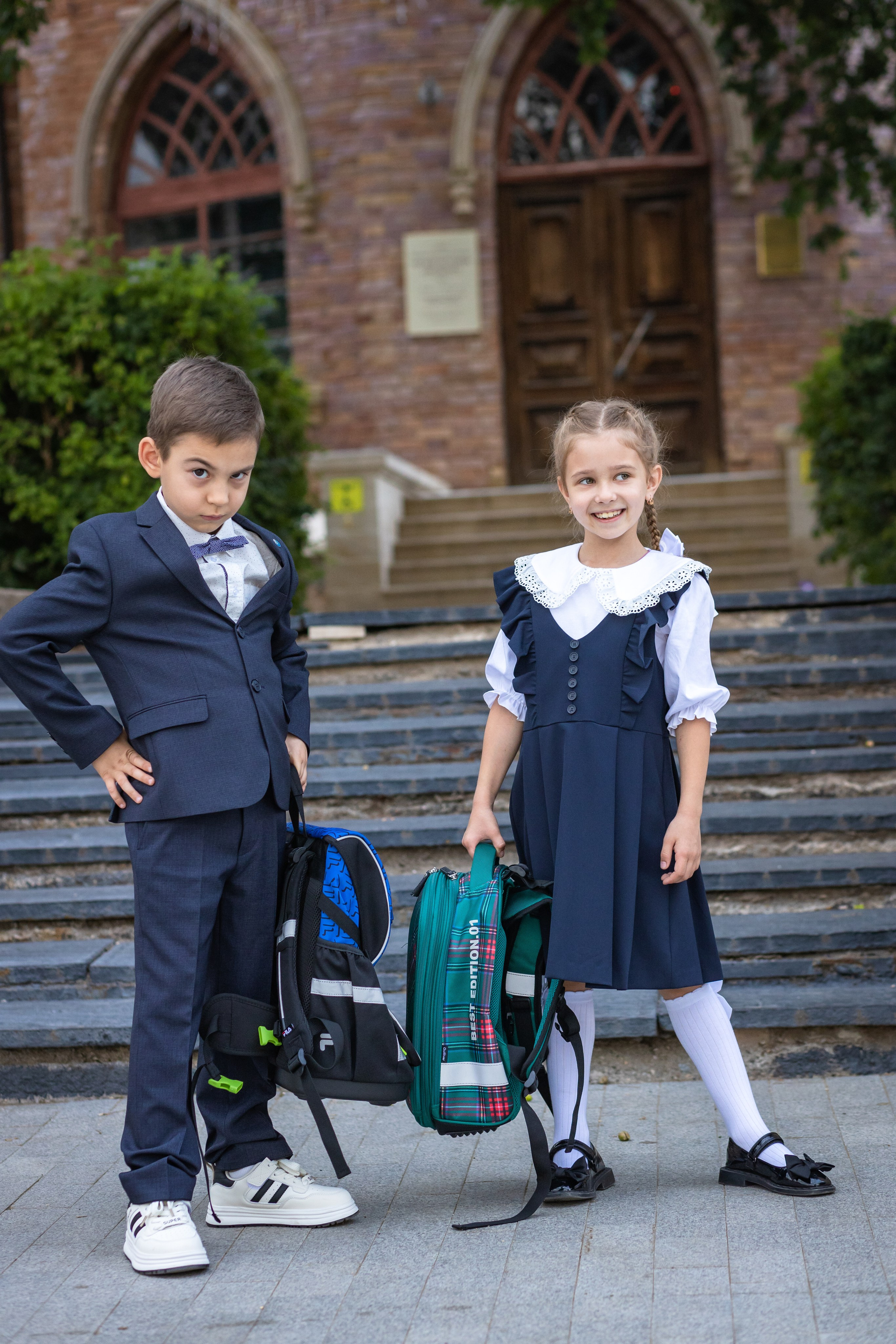 Рома и Белла идут в школу. Фотограф в Оренбурге. Профессиональный фотограф